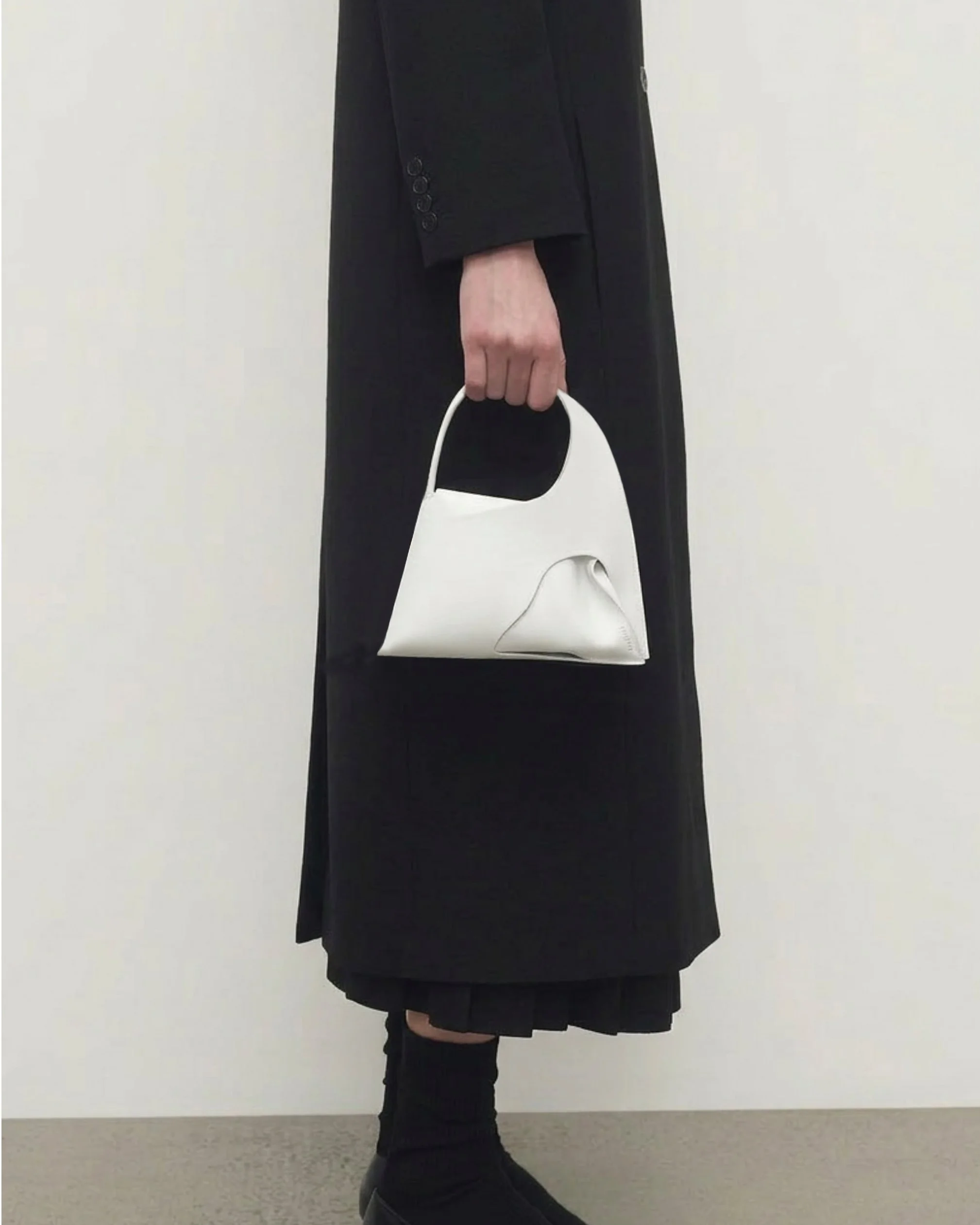 kikiito-hoshi-white-leather-handbag-luxury-fashion-brand-white-bags-minimal-avant-garde-style.jpg
