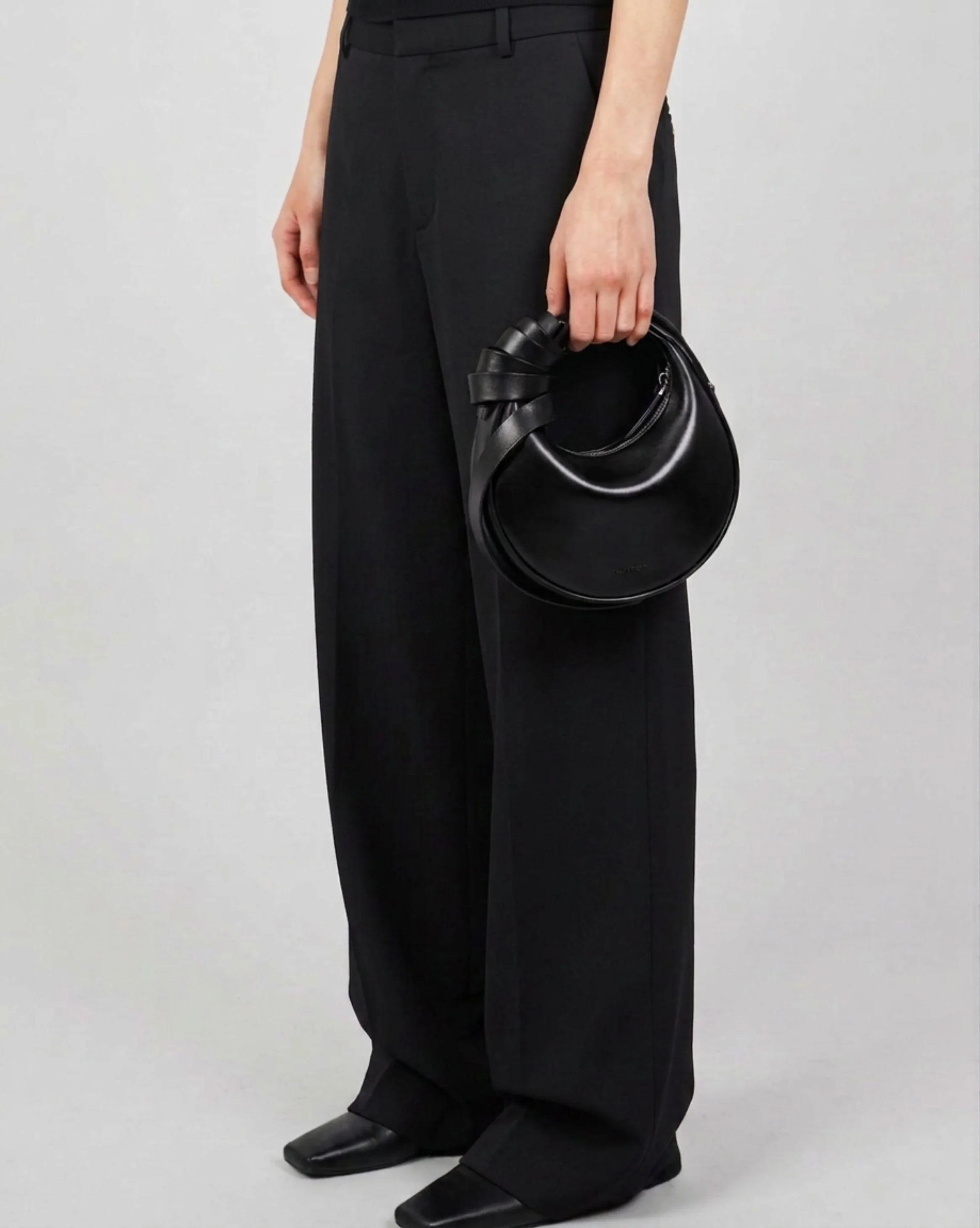 kikiito-tuki-black-circle-bag-black-leather.jpg