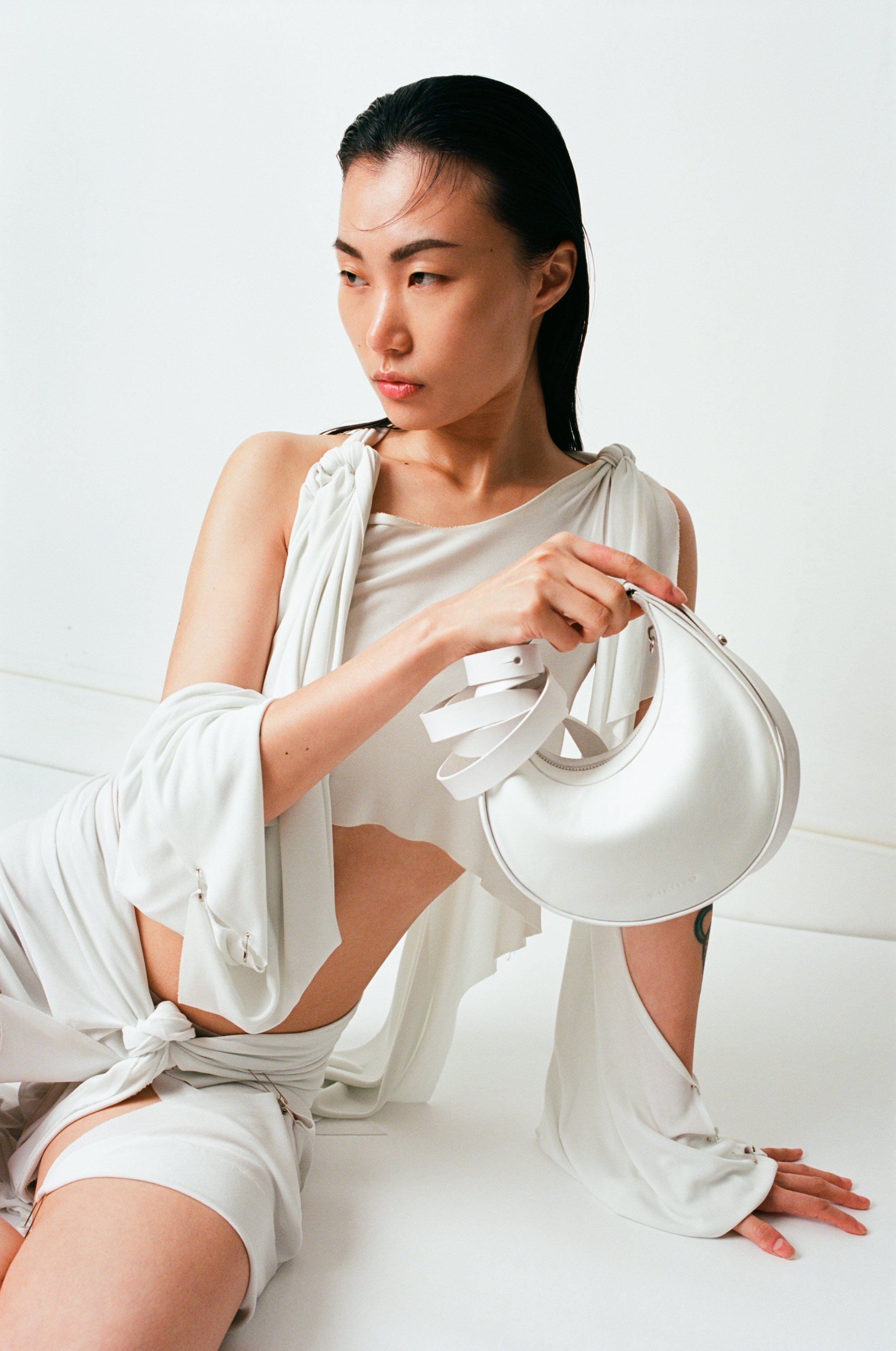 Kikiito-houseofito-tuki-moon-white-circle-leather-handbag-bag-made-in-England-Uk-styling-craftsmanship-handmade-avantgarde-Japanese-London-accessories-minimalist-design-sustainable-slow-fashion-brand-styling-editorial-photoshoot-model-Po-Hsuan-side.jpg