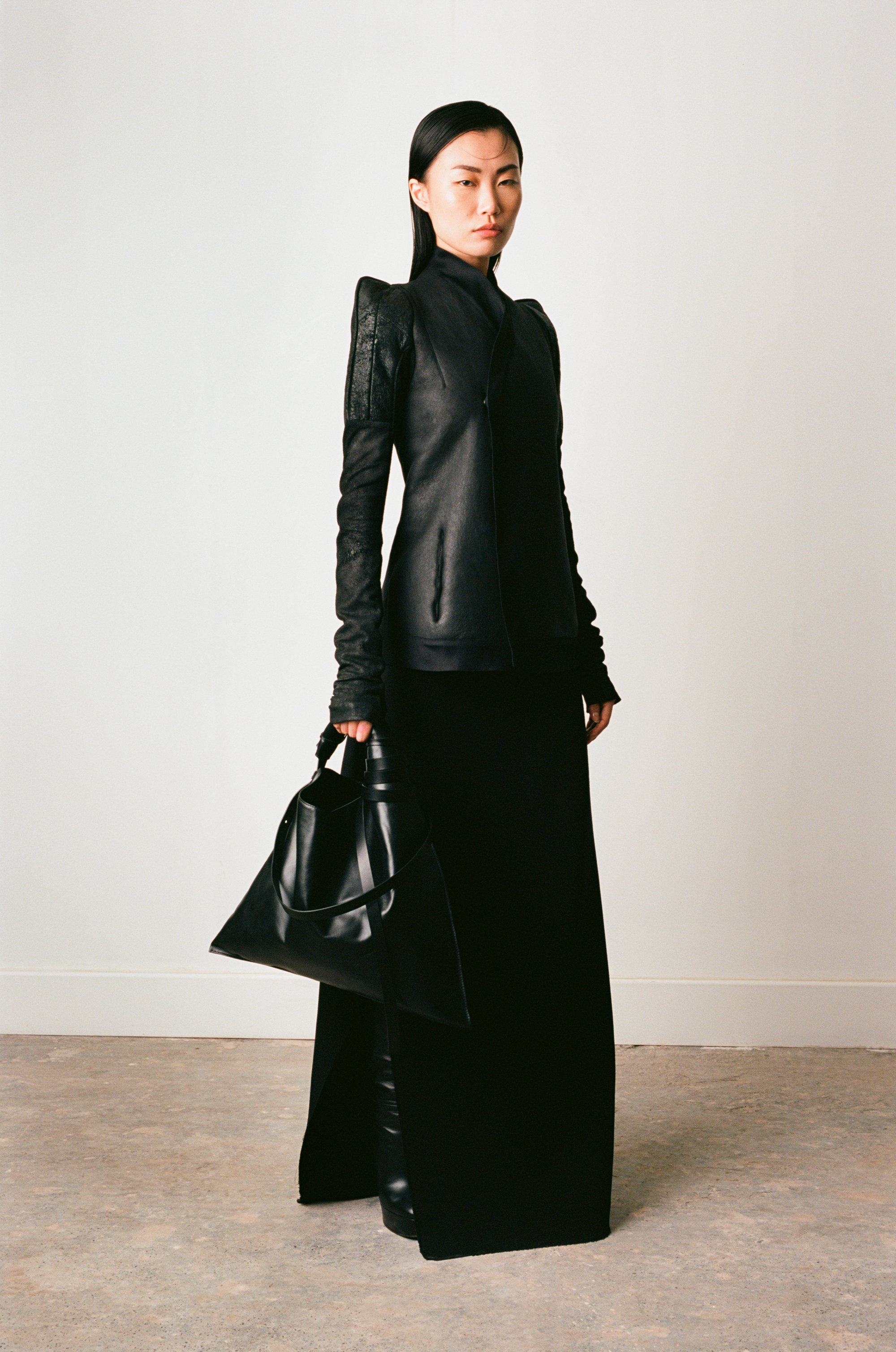 Kikiito-houseofito-sanagi-large-black-leather-tote-handbag-bag-made-in-England-Uk-styling-craftsmanship-handmade-avantgarde-Japanese-London-accessories-minimalist-design-sustainable-slow-fashion-brand-one-of-a-kind-editorial-photoshoot-model-Po-Hsuan.jpg