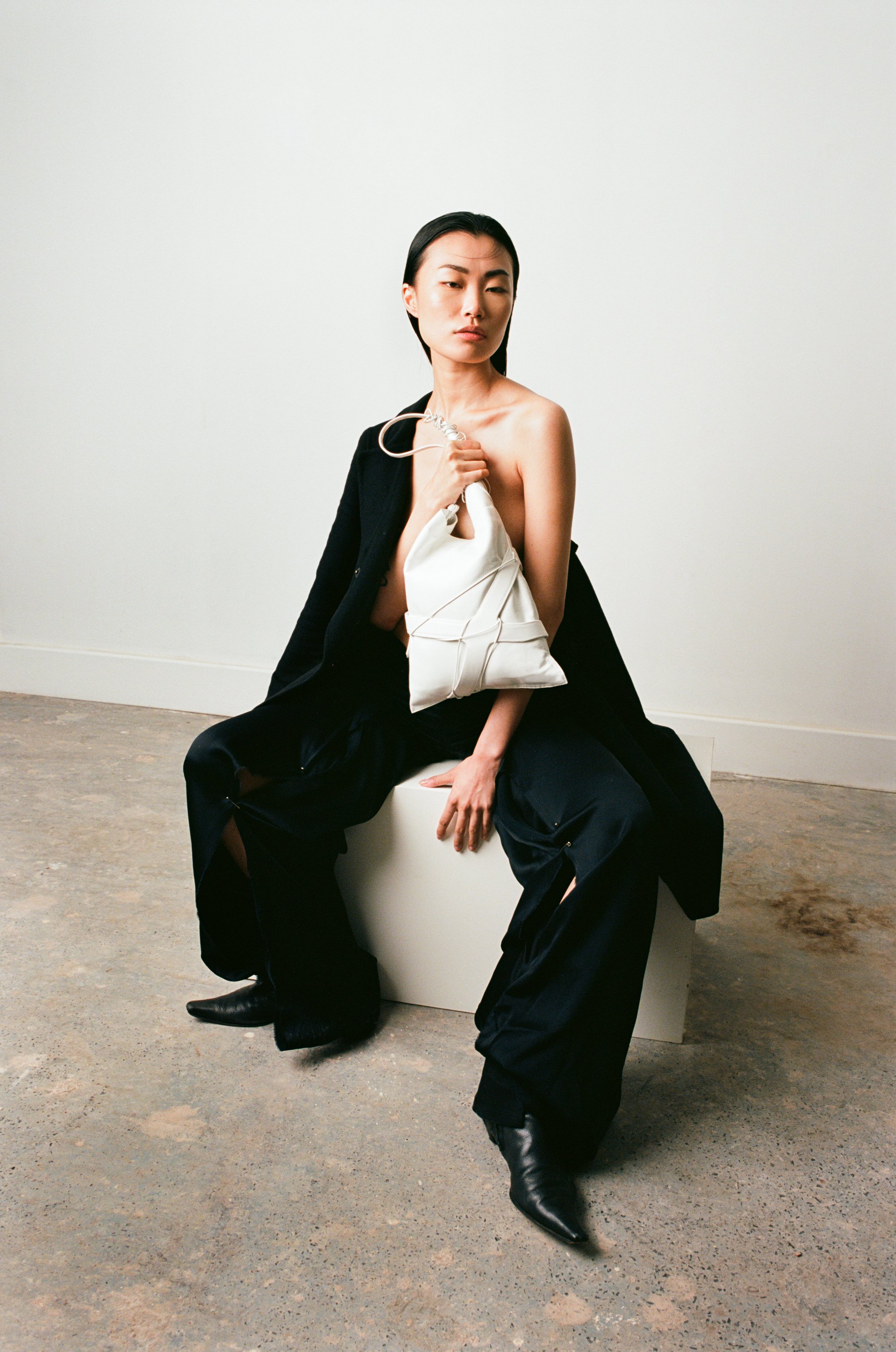 Kikiito-houseofito-sanagi-white-leather-tote-handbag-bag-made-in-England-Uk-styling-craftsmanship-handmade-avantgarde-Japanese-London-accessories-minimalist-design-sustainable-slow-fashion-brand-one-of-a-kind-editorial-photoshoot-model-Po-Hsuan.jpg