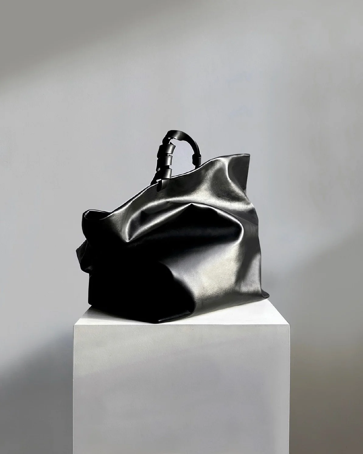 THE PRESENCE 

UMI ESSENCE 
Nothing. Yet everything. 

Designed and handcrafted by House of Ito 
@houseof_ito