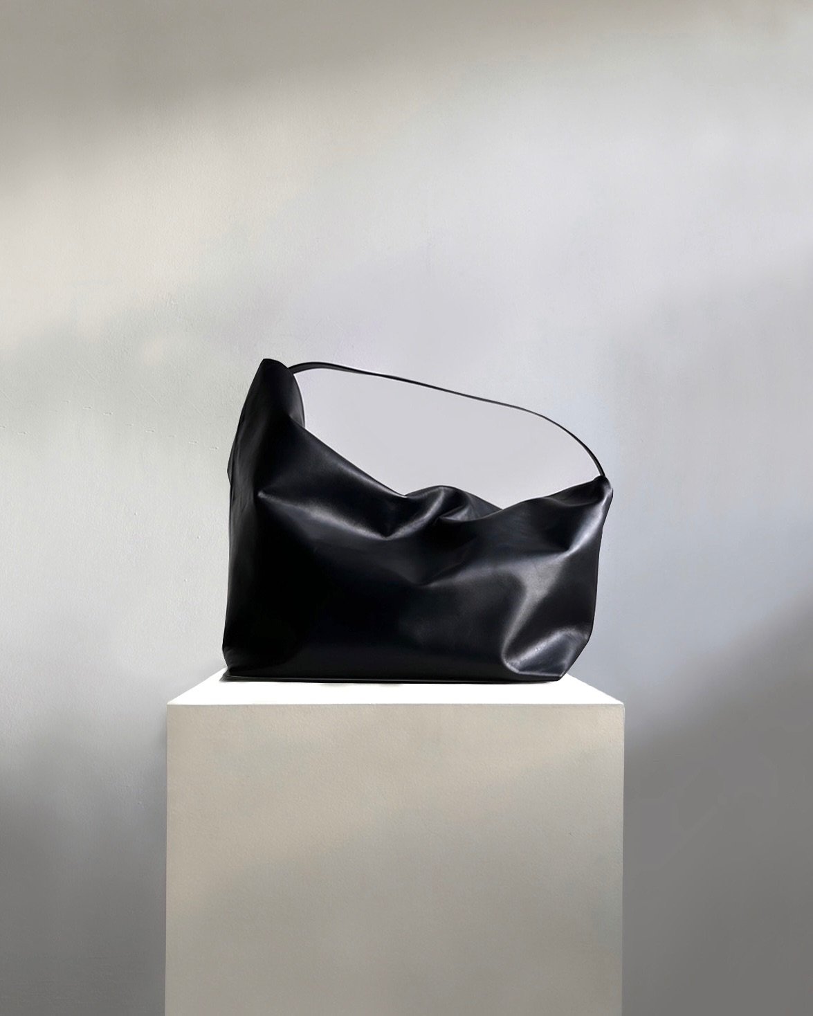 KIKIITO

THE PRESENCE 
UMI ESSENCE - Black Leather Tote 

Handcrafted in London by @houseof_ito