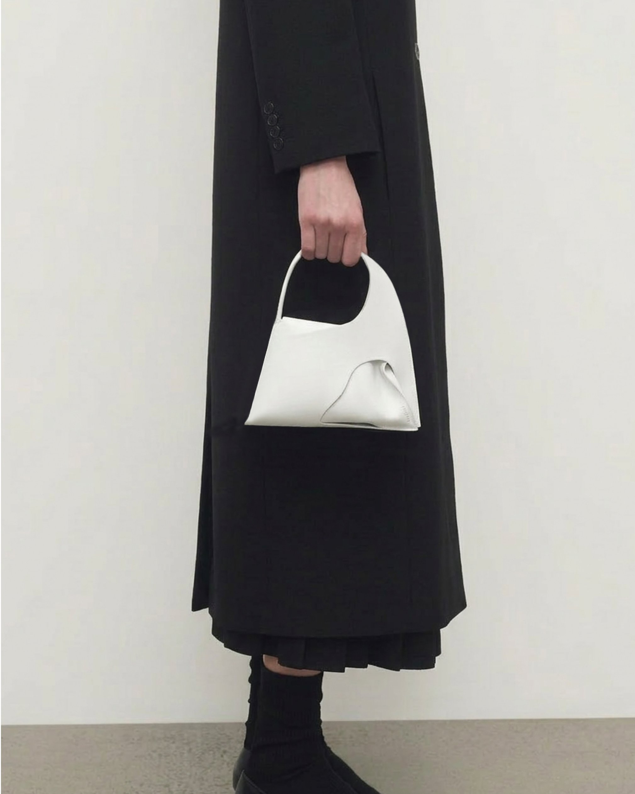 kikiito-hoshi-white-leather-handbag-luxury-fashion-brand-white-bags-minimal-avant-garde-style.jpg