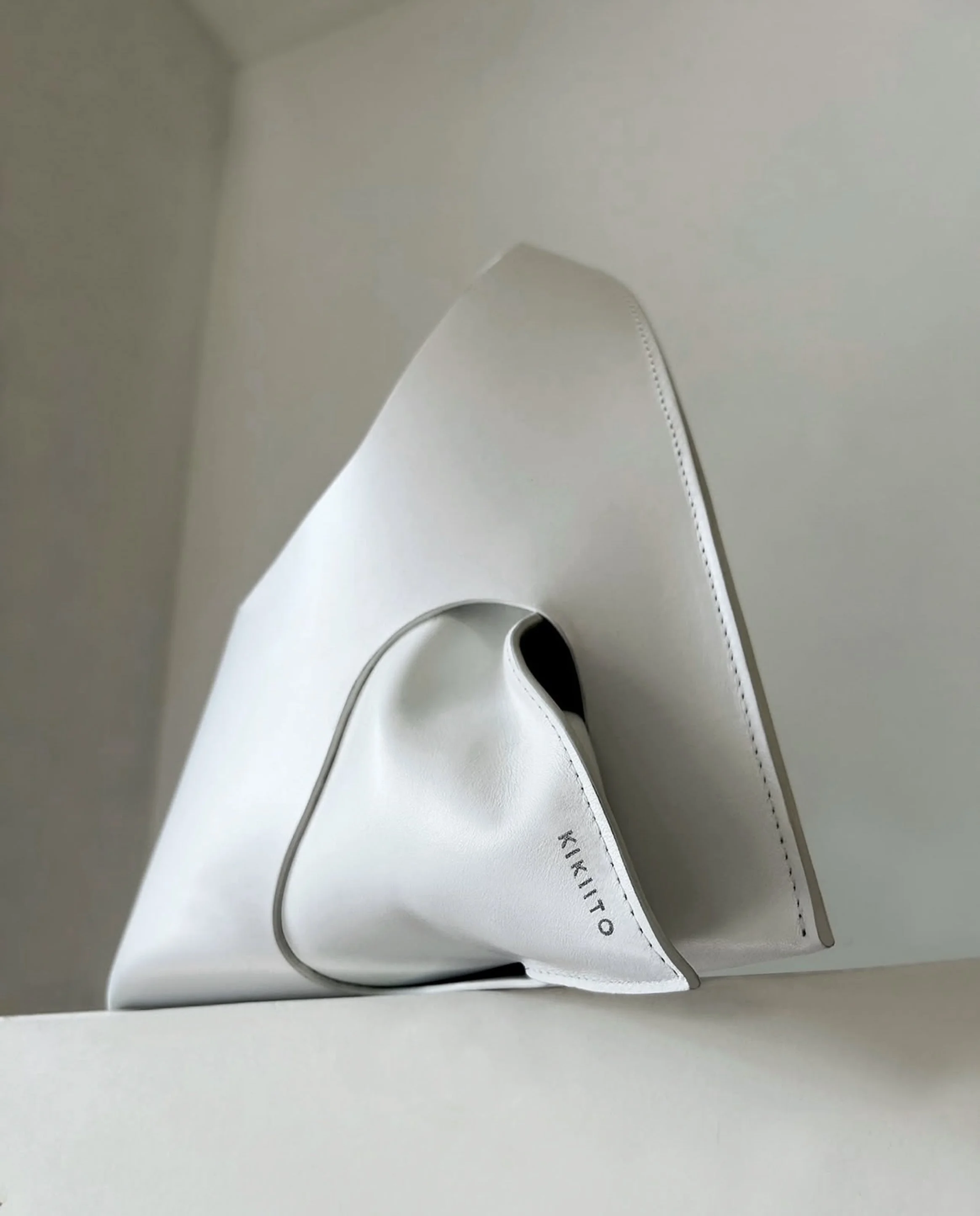 kikiito-shohsi-white-handbag-luxury-leather-bag-handcrafted-in-London-house-of-ito-minimal-avant-garde-design.jpg