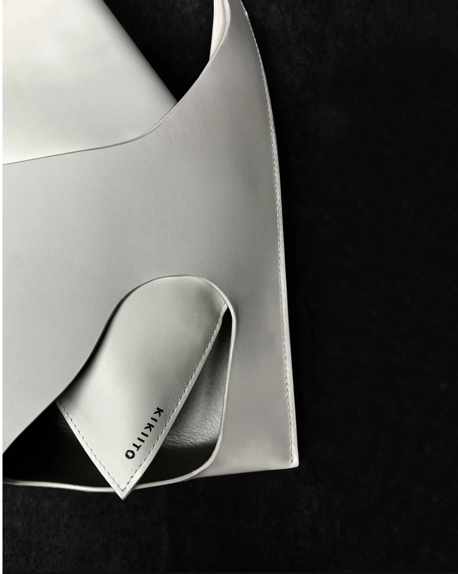 kikiito-shohsi-white-handbag-luxury-leather-bag-handcrafted-in-London-house-of-ito-minimal-avant-garde-scluptural-design.jpg