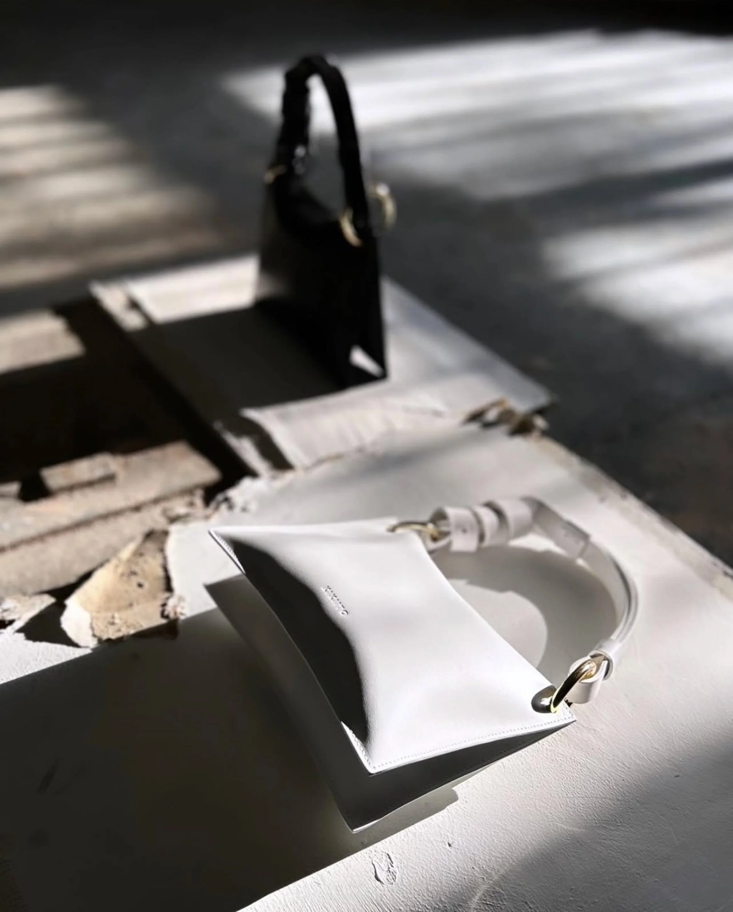 kikiito-umi-classic-white-black-leather-handbag-made-to-order-in-London-classic-modern.jpg