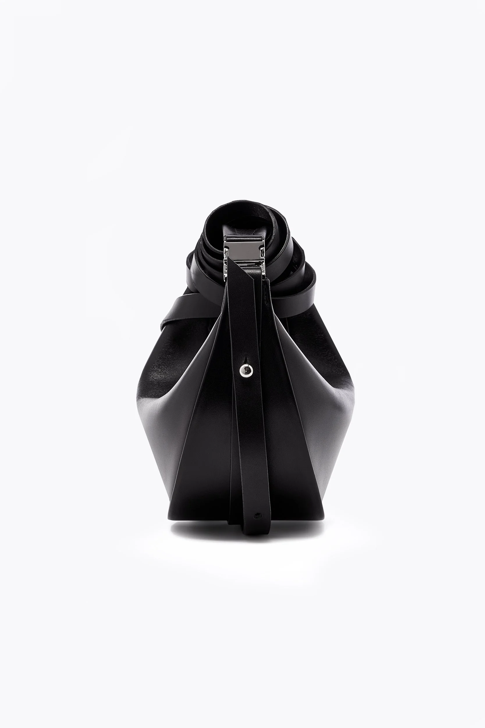 Kiki-ito-house-of-ito-Japanese-accessories-brand-Tuki-circle-black-leather-bag-moon-handbag-minimal-style-luxury-sustainable-brand-made-in-London-Uk-england-handbag-craftsmanship-bespoke-shoulder-bag-side.jpg