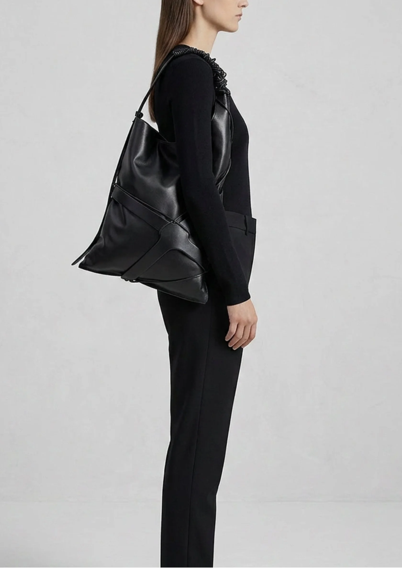kikiito-sanagi-medium-tote-bag-avant-garde-sclupture-bag-black-leather-ookbook-2026.jpg
