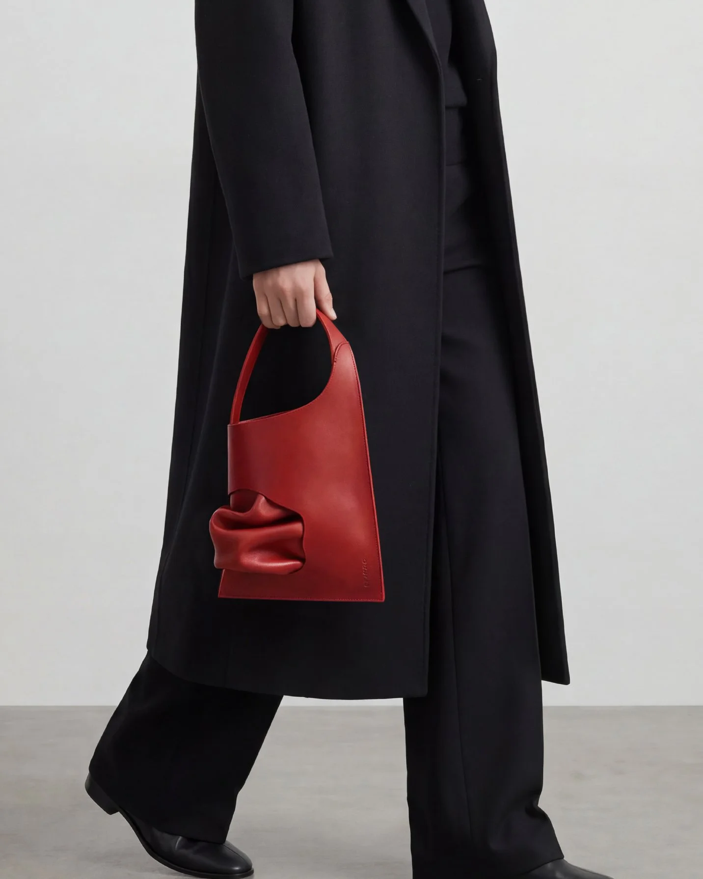kikiito-koe-red-buket-bag-avant-garde-sclupture-bag-lookbook-2026.jpg