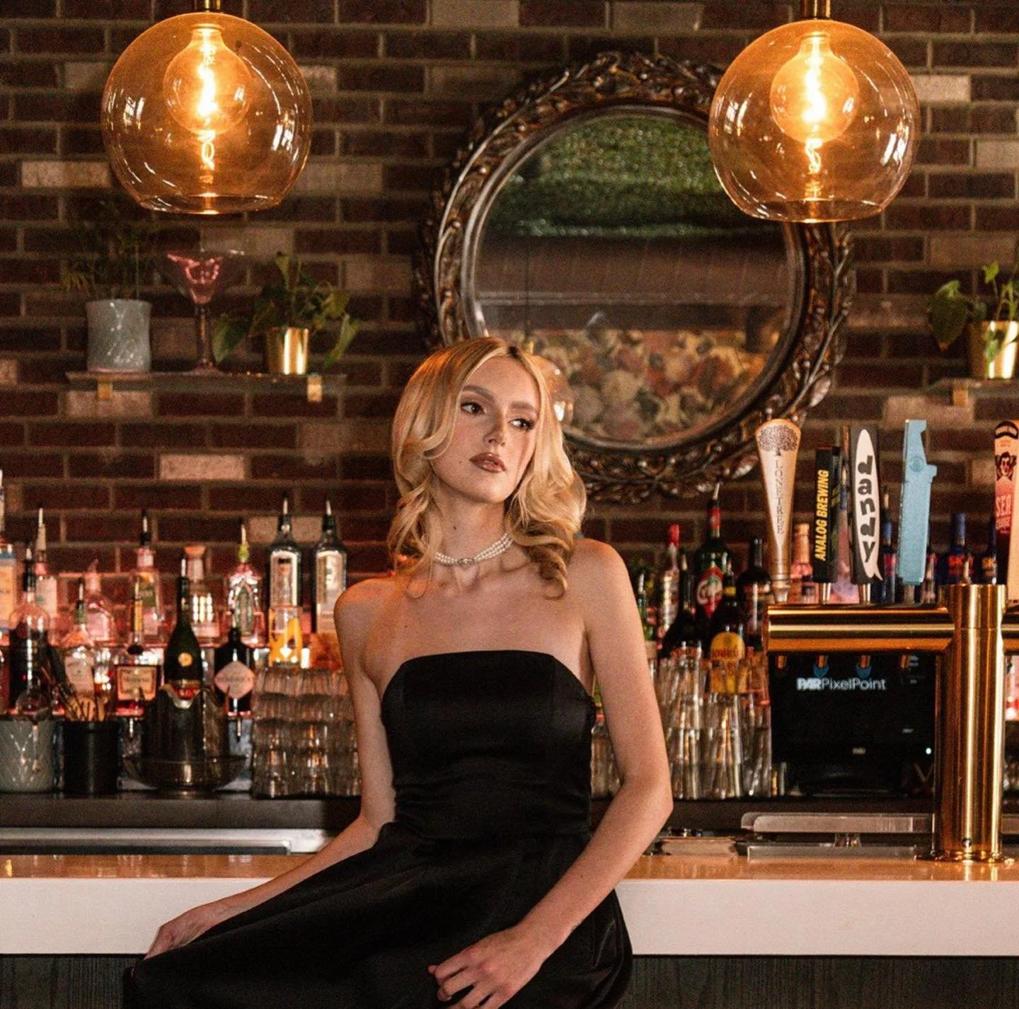 Cheers to the weekend!🥂✨💯
Get on guest list for the evening via the link in our bio. 
For all bottle service inquiries please email emma@thecommon.ca

📸 @thecrystaltsang