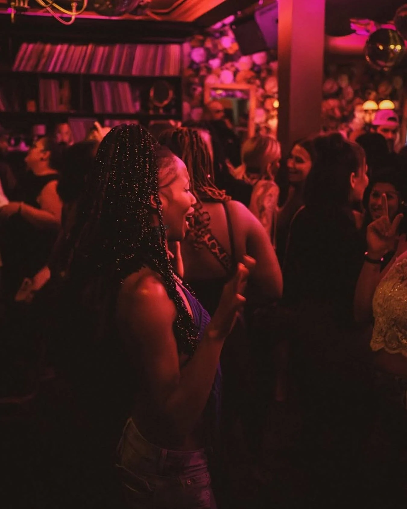 Celebrating all things Saturday with special guest DJ @l_ugz in the house. Get on guest list for the evening by tapping on the link in our bio. For bottle service inquiries please email emma@thecommon.ca.

📸 @bar_co_cos