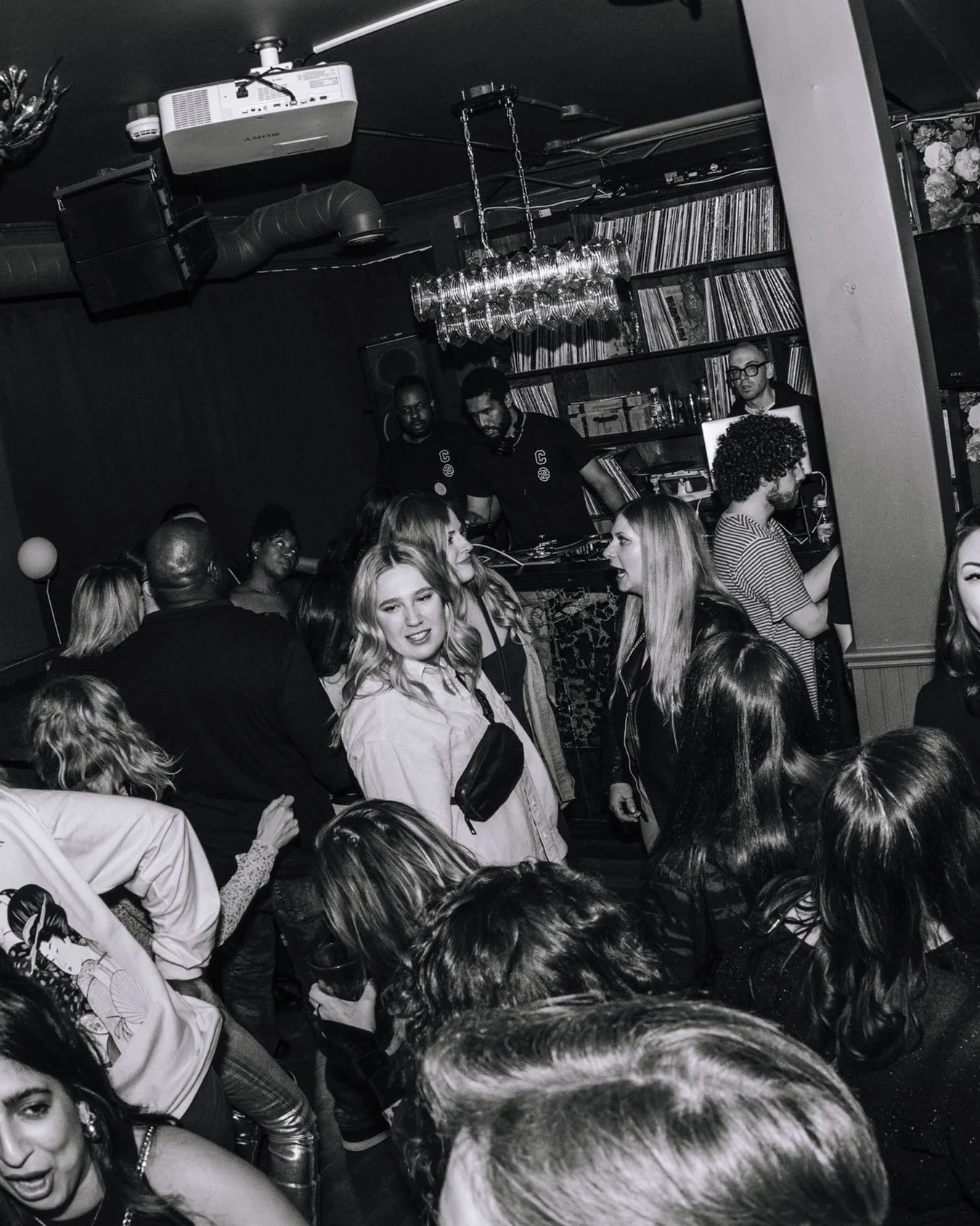 Saturday night vibes at the Common with special guest DJ @djweapon_x alongside @grego780 + $8 Grey Goose lemon drop shots all night long. Get on guest list for the evening via the link in our bio. 💫🍾🎉

📸 @paul_swanson_