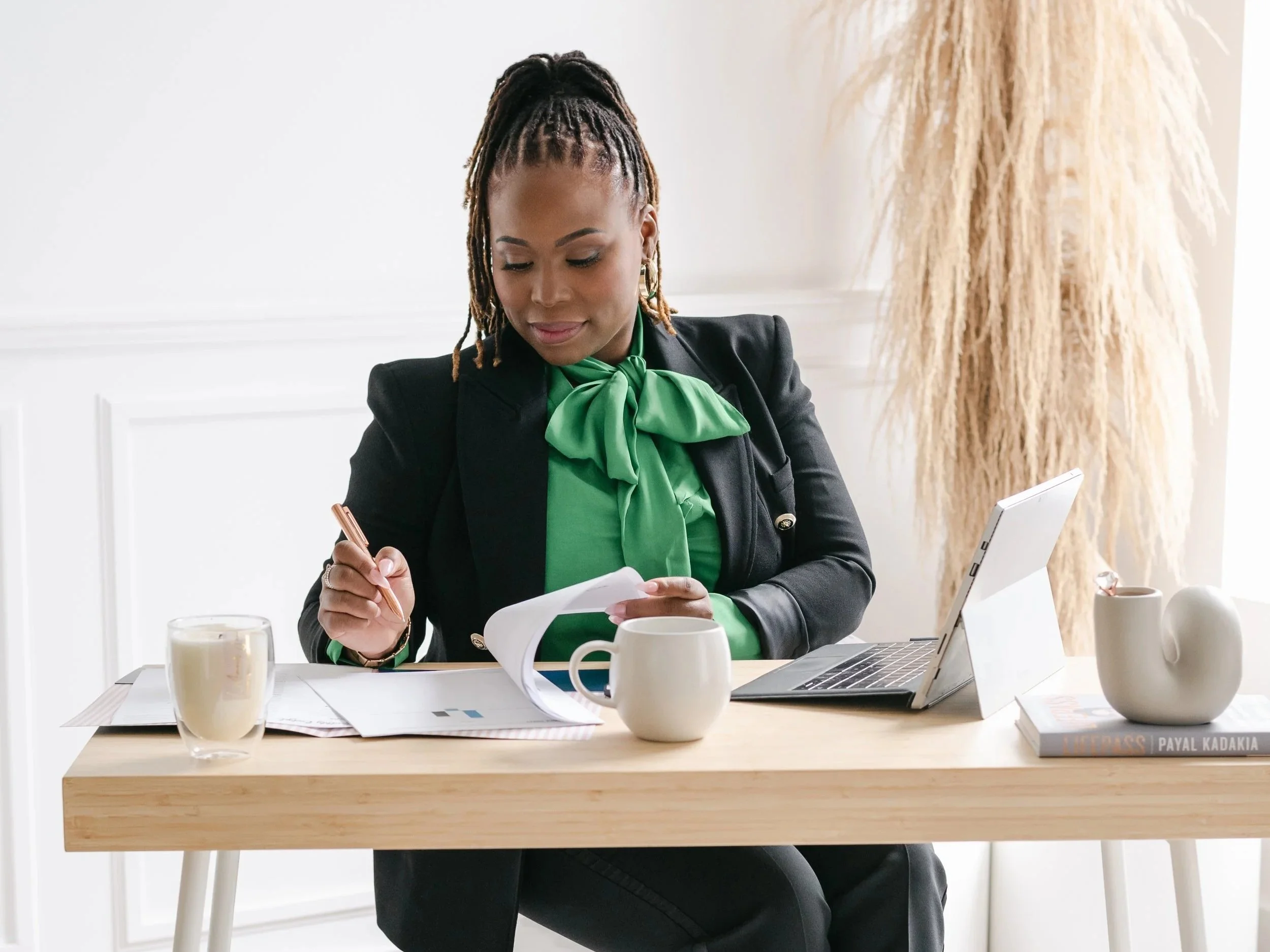 5 Financial Habits Wealthy Women Start in the Fall