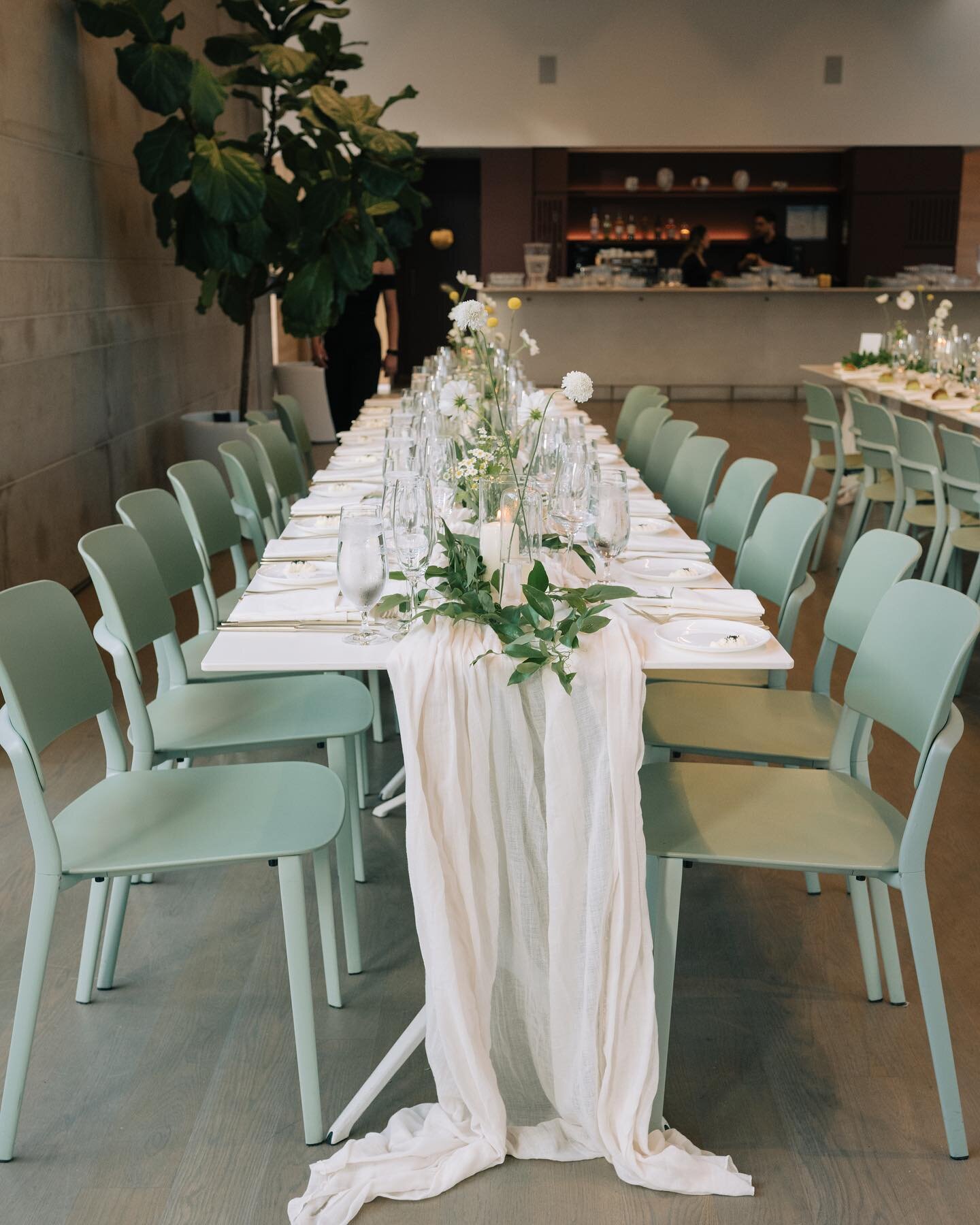 What do you want to see at weddings this spring? Do you like fresh greens &amp; whites? Do you want to see vibrant colours, or soft pastels? 

photo @rachaelreidweddings 
florals @pictusgoods 
planning @theeventdesignco