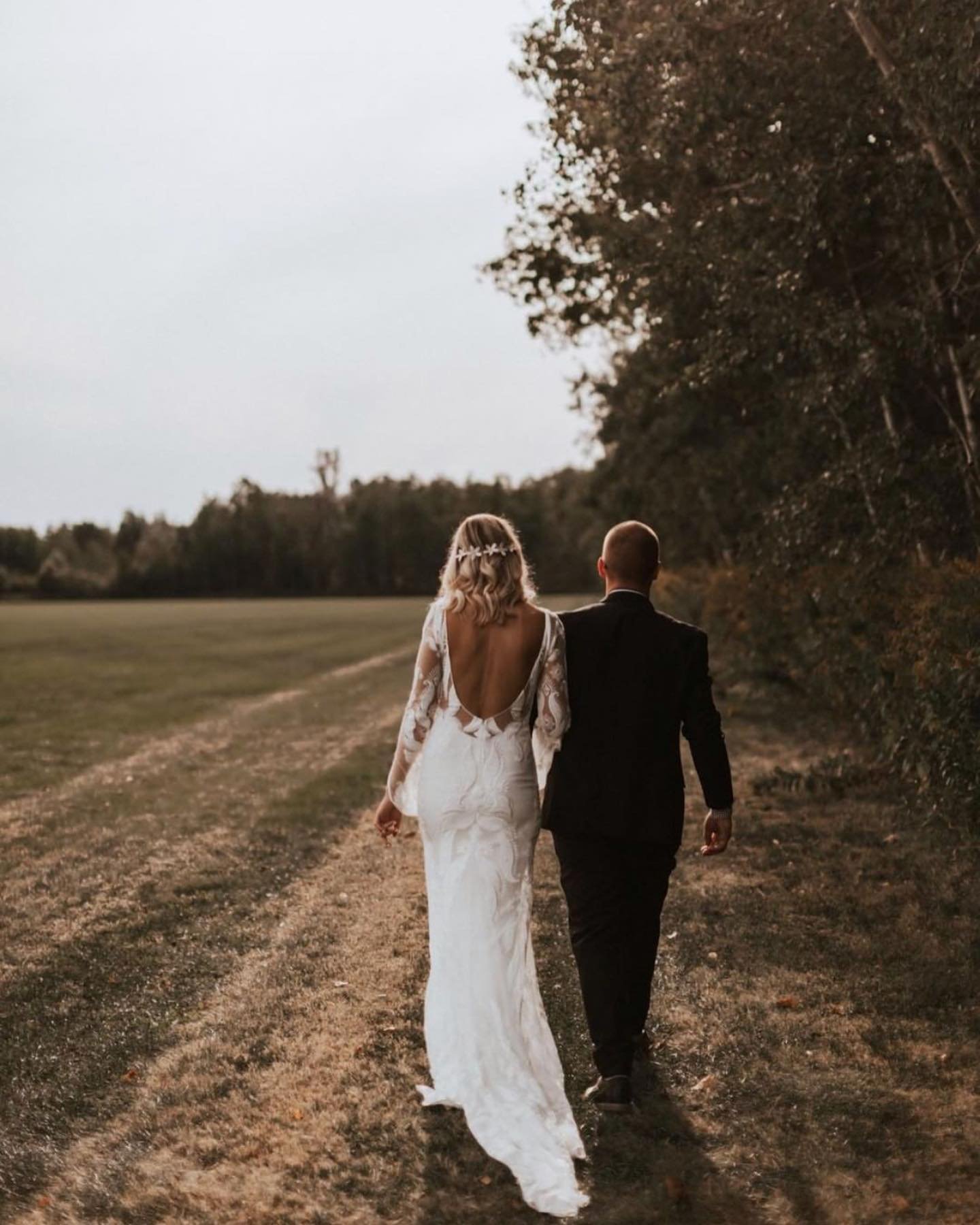 Savour the quiet moments on your wedding day when it&rsquo;s just the two of you 🤍 

photo @bowsandlavender