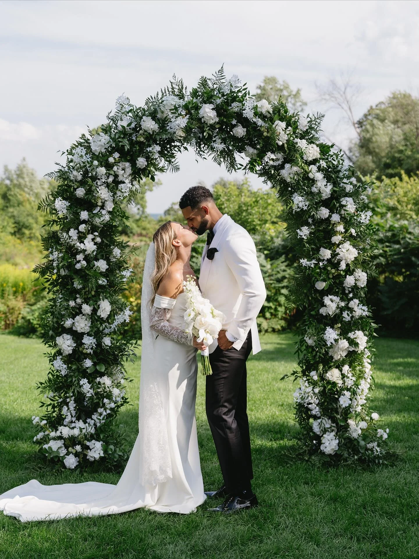 Private vows before the ceremony, long stem bouquets, cane chairs and a late-night gelato cart. The perfect day for Daniel &amp; Georgia 

photography @sozacreative 
planning @rachael.theeventdesignco @kassidy_hm 
florals @la.decors_ 
DJ @alleyentert