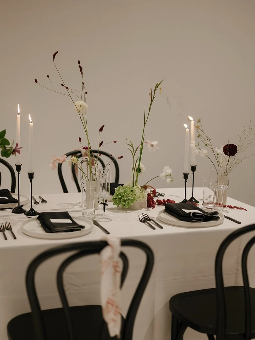 The perfect blend of modern minimalism and a bold accept colour for Candice &amp; Lucas at Neighborhood Studios 

photography @catherinegocephoto 
planning @rachael.theeventdesignco @kassidy_hm 
floral design @philiaflora 
rentals @tabletalesinc @ele