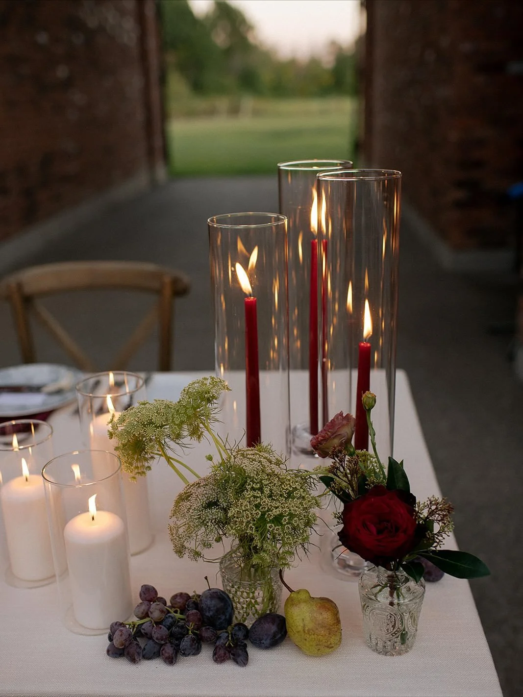 Table d&eacute;cor that you can also eat 🍐 🍇 

photo one @daringwanderer @threadsandblooms 
photo two &amp; three @carachapmanphoto @roseandshine_to
