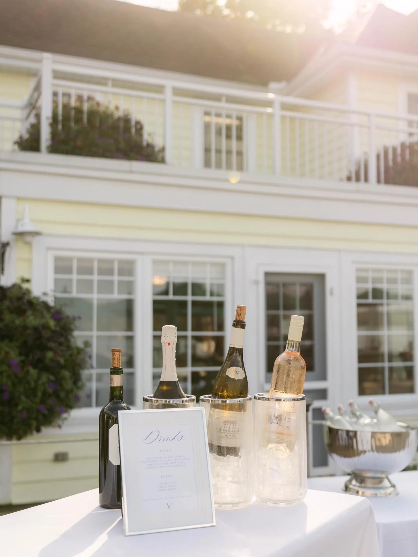 The summer they turned into newlyweds 

photography @515photoco 
planning @theeventdesignco 
venue @muskokalakesgolf 
florals @perfectpetalsmuskoka 
hair @gaenorrlaverty 
makeup @sashataylormua 
dress @tiltedveilbride 
rentals @honeypot.rentals 
band