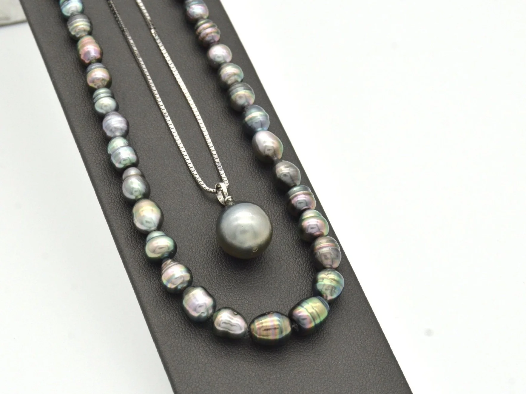 black-keshi-pearl-necklace-pearl-pendant-2.jpg