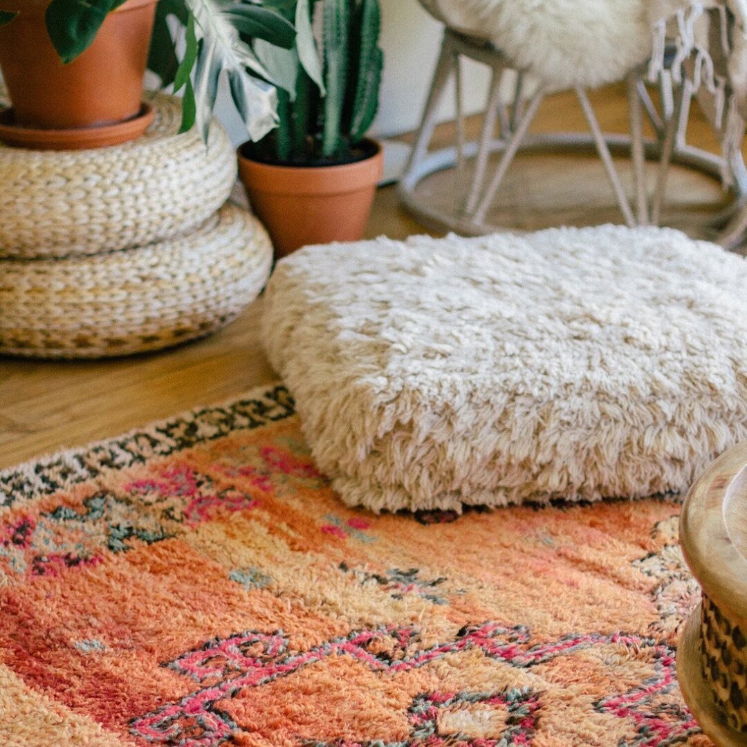 Weekend love for some ever-so-sweet rest &amp; a few moments to re-energise. 
.
.
.
.
.
.
.
📷❤️ Pinterest finds = wishful attempts to track down this elusive dream rug!