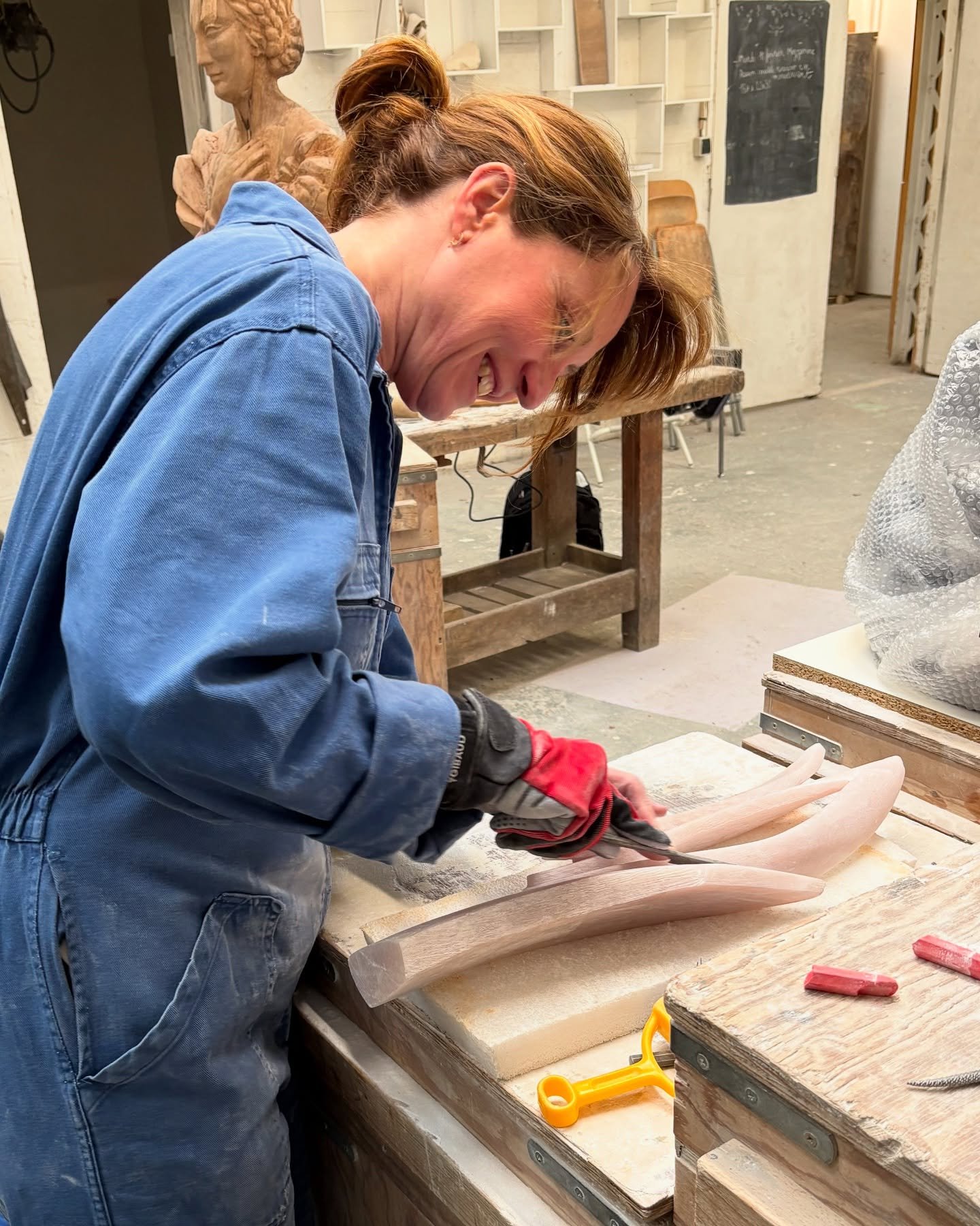 • Hard at work •
Busy days at the studio! Working on my latest piece, first round of polishing to clear the lines and see where they can be perfected 👀🔍
Thank you @atelierdubaztan for the pics 😊