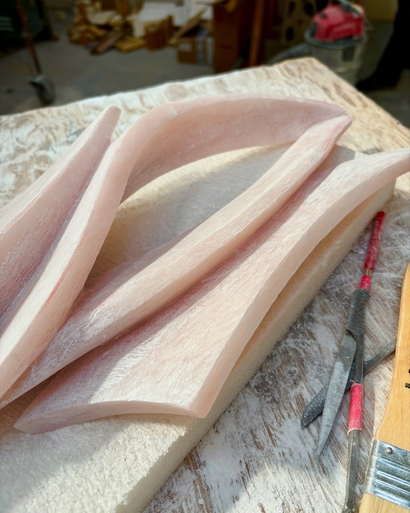 • Attention fragile ! •
By all accounts, steatite is a soft, easy-to-work stone. In reality, it’s often very heterogeneous and fragile, and it’s quite risky to work it, especially when you want to create very fine shapes.
I lik