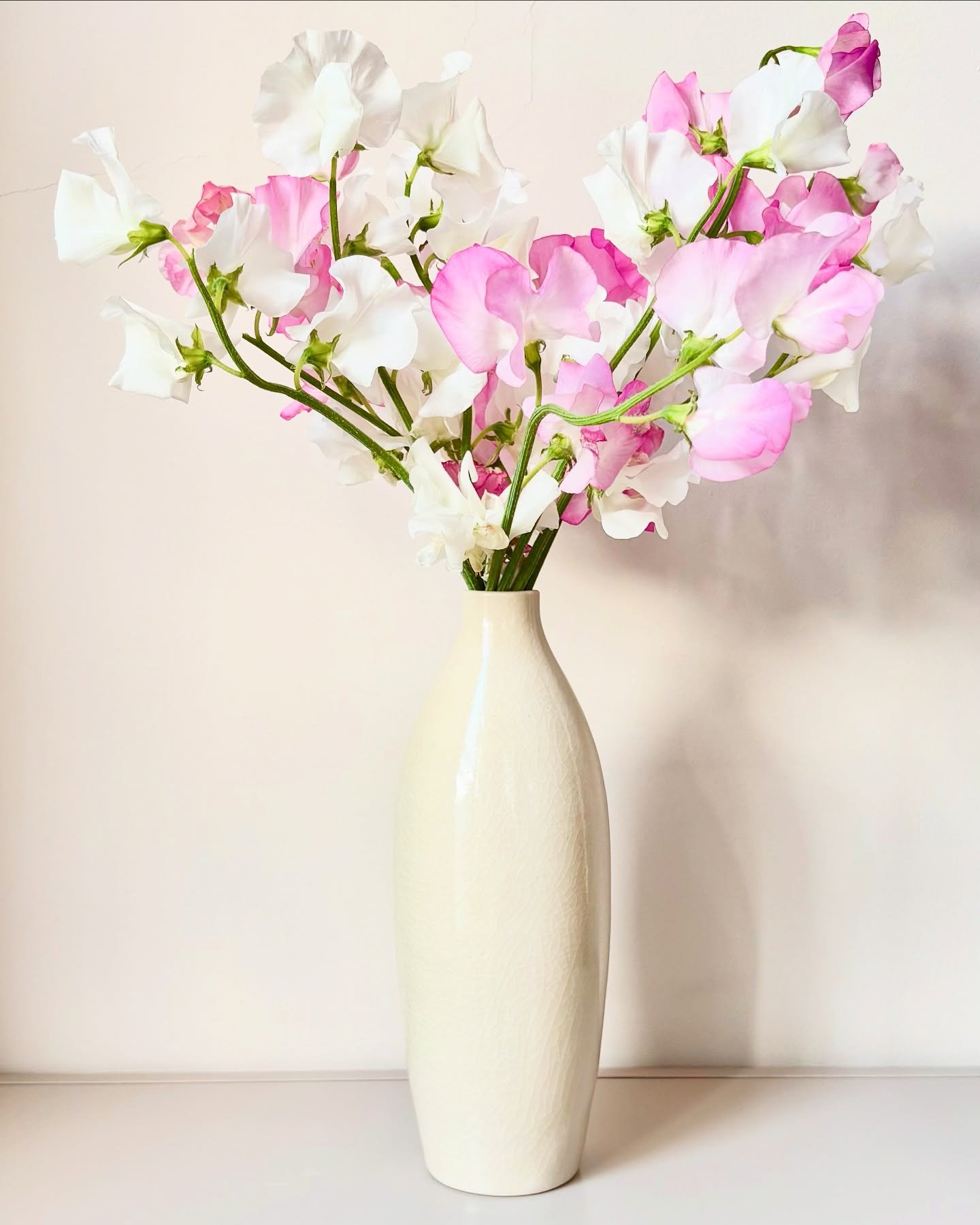 • All time favorites 🌸•
I just can’t get enough of spring flowers!
These lovely delicately scented sweet peas from @lafabriquedeffets are displayed in a vase I made a few years ago; not the most perfect one but I just love its crackl