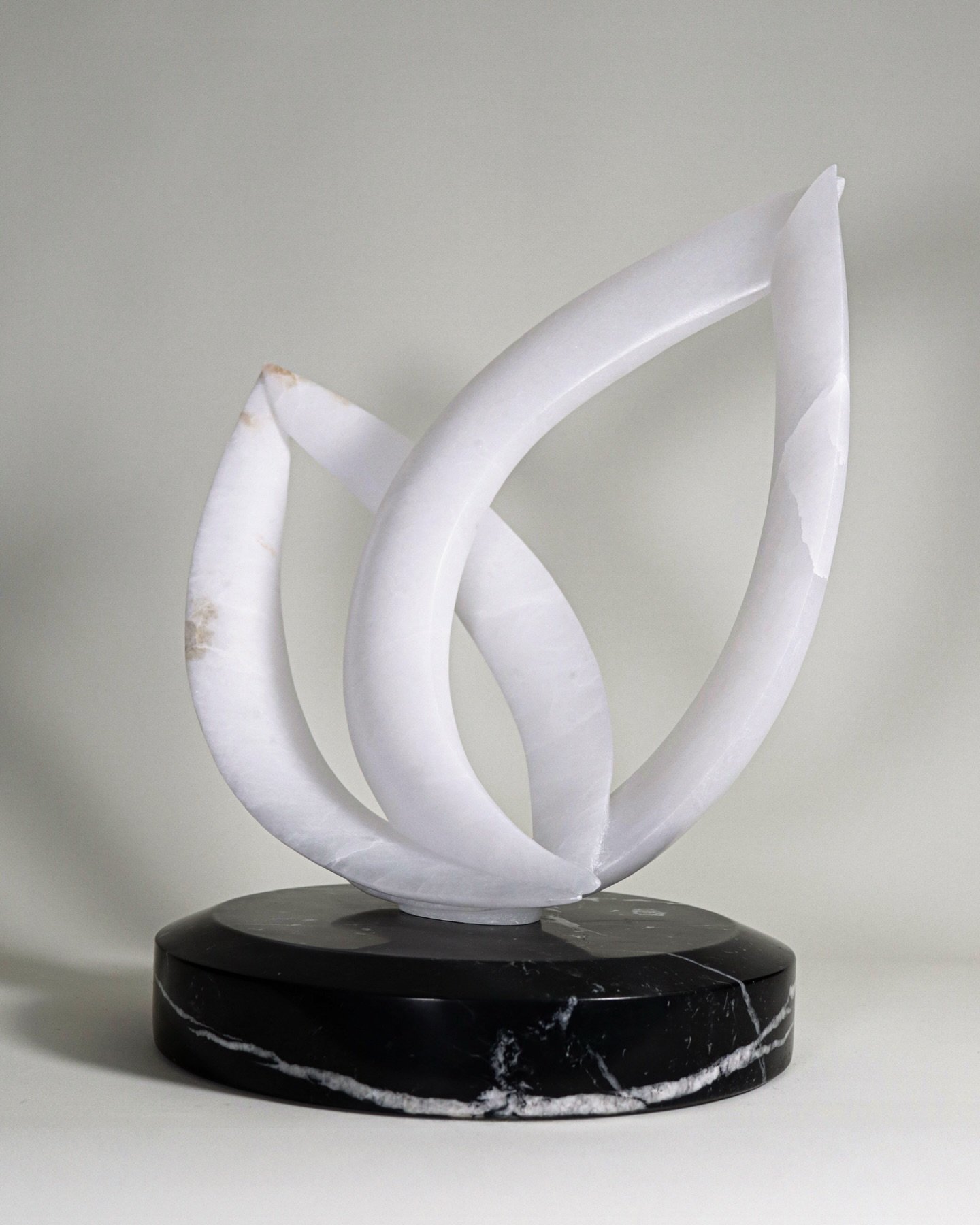 &bull; Untitled (yet) &bull;

The second stone sculpture completed this year, I&rsquo;m still in search of a title. Don&rsquo;t hesitate to help by letting me know what it evokes in you!

White alabaster on a Marquina marble base, 35 x 28,9 x 24,8 cm