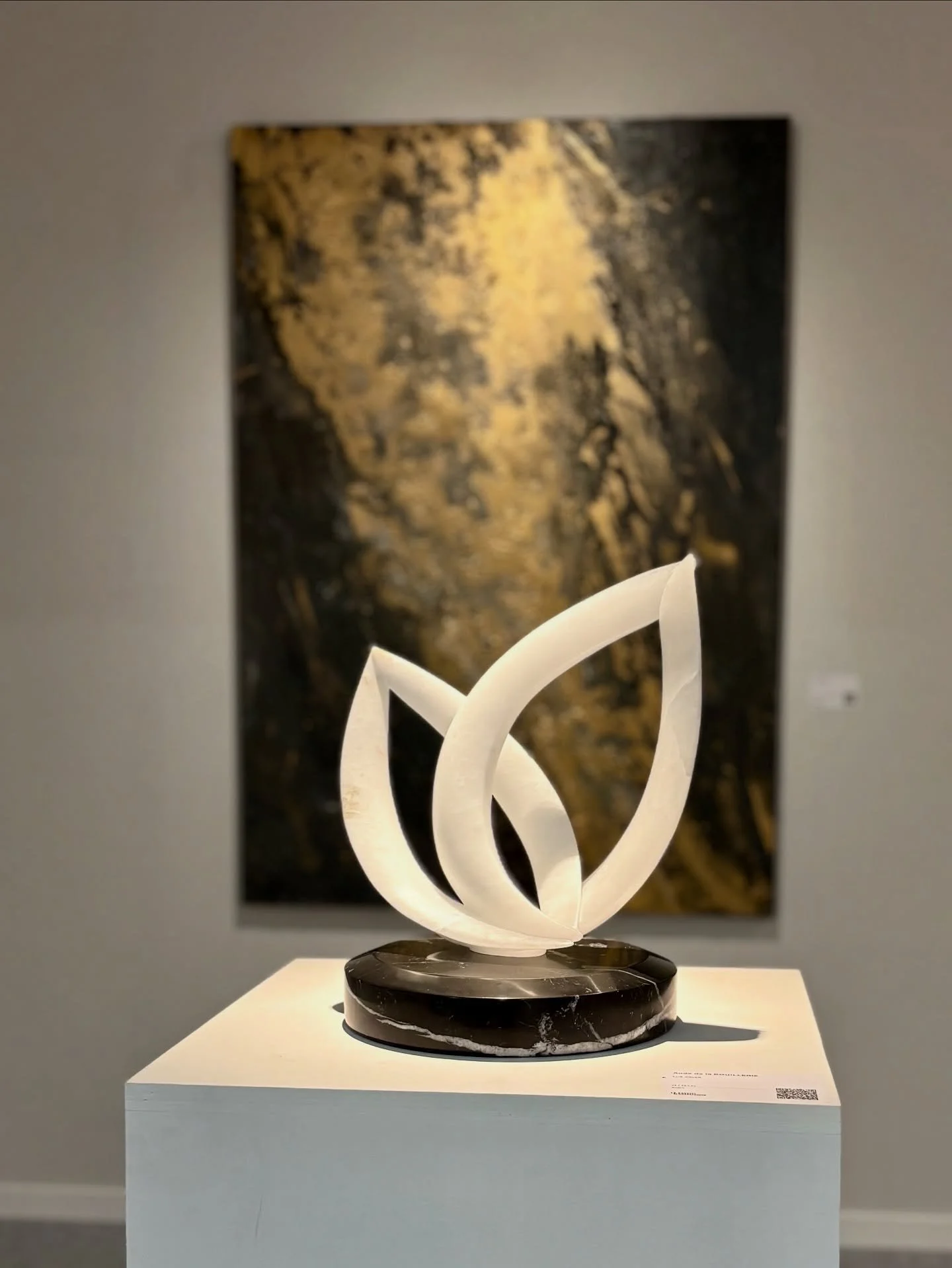 &bull; ✨Salon d&rsquo;Automne 2025✨ &bull;
Le @salon_automne, c&rsquo;est encore tout ce week-end sur la place de la Concorde &agrave; Paris !
Je vous y accueille cet apr&egrave;s-midi et demain avec &laquo; Lux Albae &raquo;, ma derni&egrave;re scul