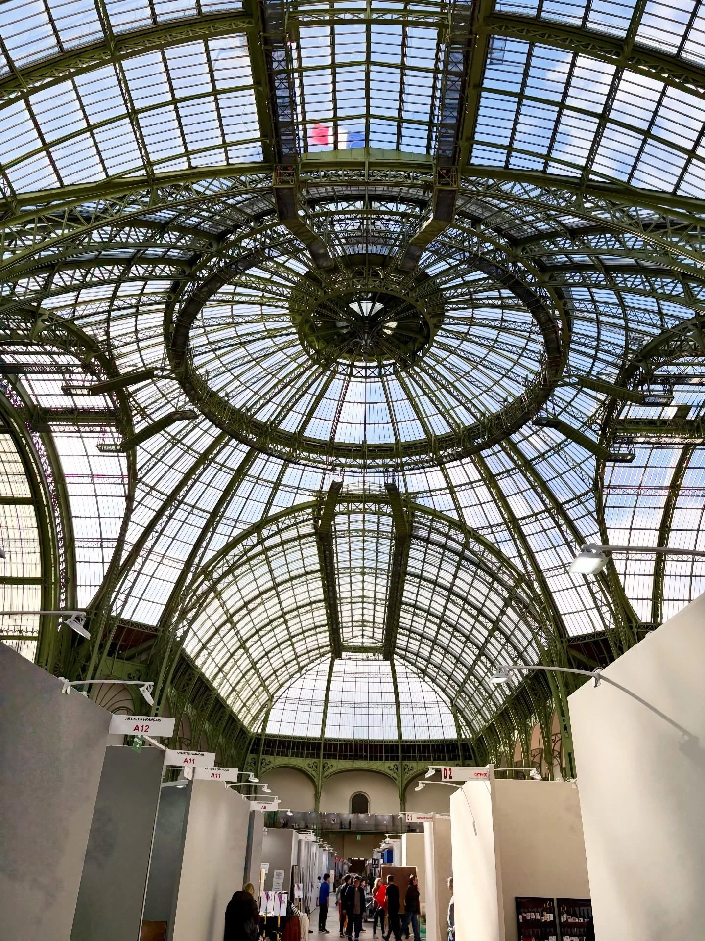 &bull;✨ART CAPITAL 2026 ✨&bull;
Ce matin, installation au Grand Palais du Salon des Artistes Fran&ccedil;ais. D&eacute;cid&eacute;ment on ne se lasse pas de cette verri&egrave;re et de ce cadre magiques 🤩
J-1 avant le vernissage, j&rsquo;ai h&acirc;