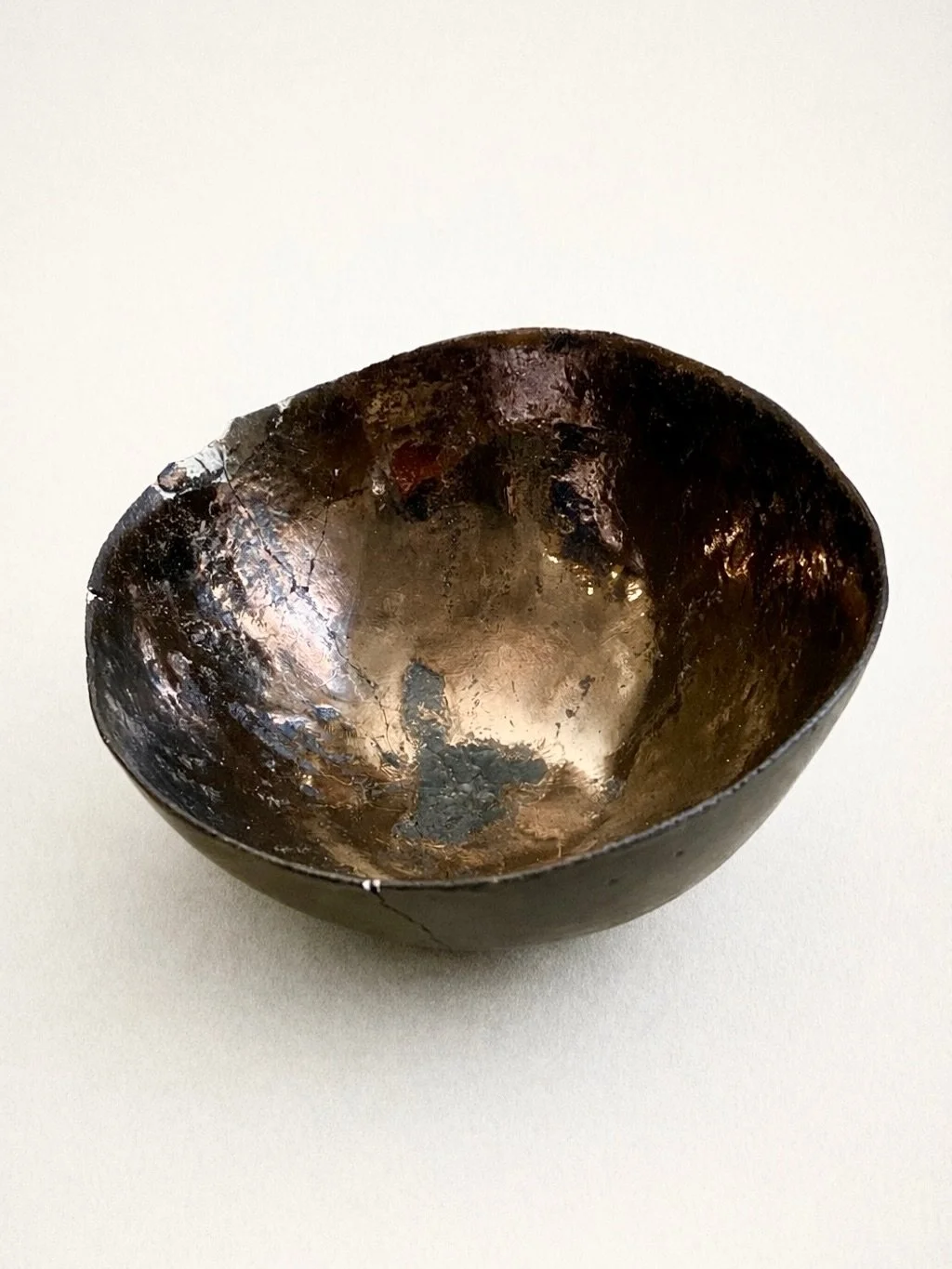 In #kintsugi, there is that quiet, essential step: the filling. Nothing shines yet, nothing feels precious &mdash; and yet everything happens there.
Healing a fractured shoulder feels the same: a slow, invisible time where things reconnect and streng