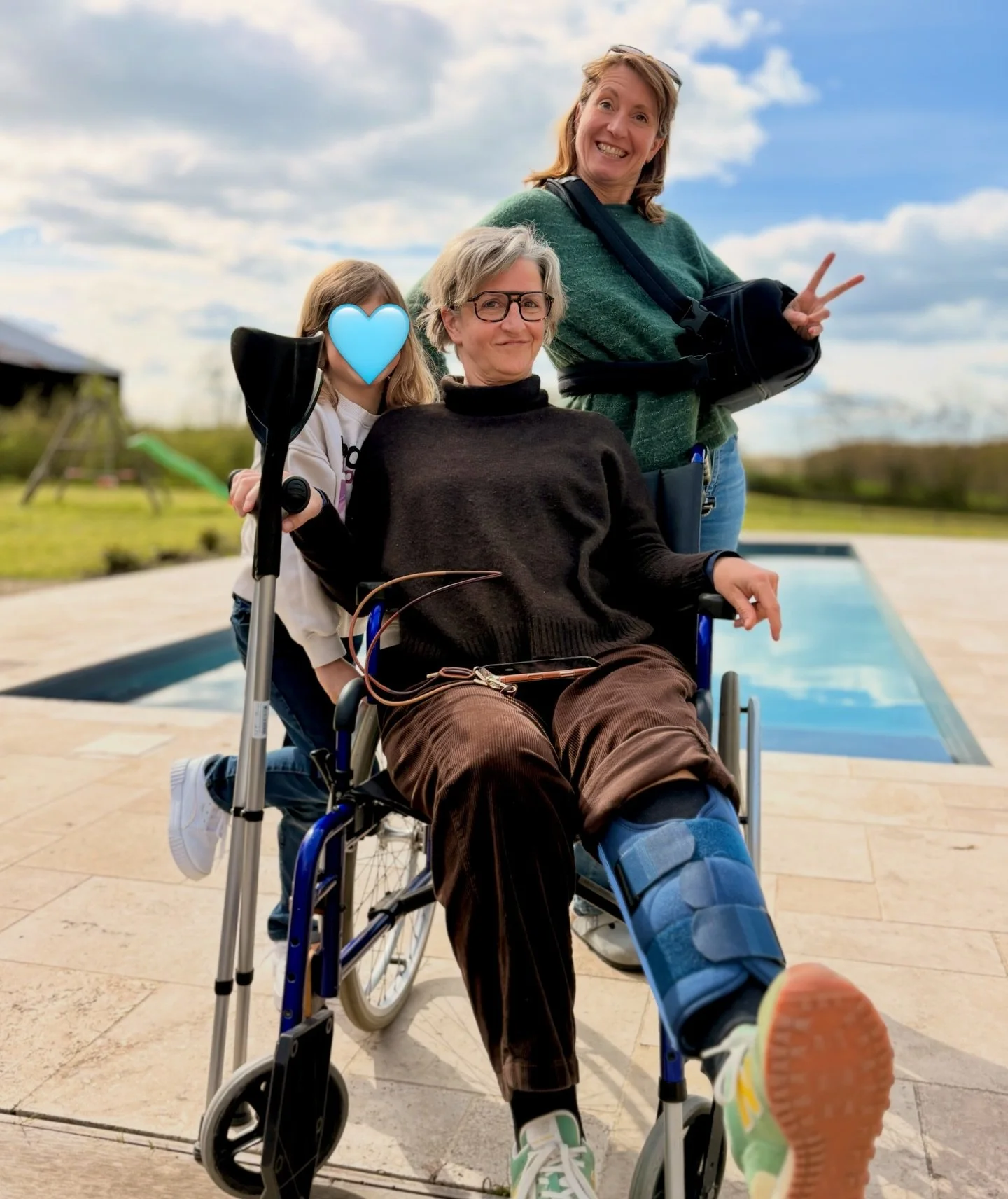 🔥THE ROARING FIFTIES ✨

Elite gathering of semi-functional cousins this weekend &mdash; mobility optional, spirits intact 😅💪🏻

#brokenshoulder #brokenknee #lescousines #pasunepourrattraperlautre #lesdeuxfontlapaire