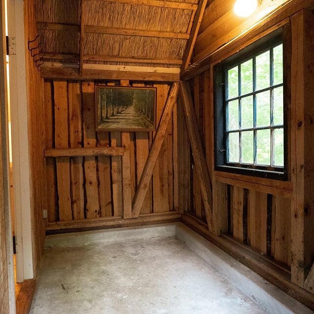 Annekset er blevet t&oslash;mt. Se f&oslash;r og efter billederne. Der er skur i hver ende af annekset, og begge var fyldt med cykler, ting og spindelsv&aelig;v. 😊🏠🏠
#renovering #sommerhus #projekt #oprydning #istands&aelig;ttelse #anneks #asserbo
