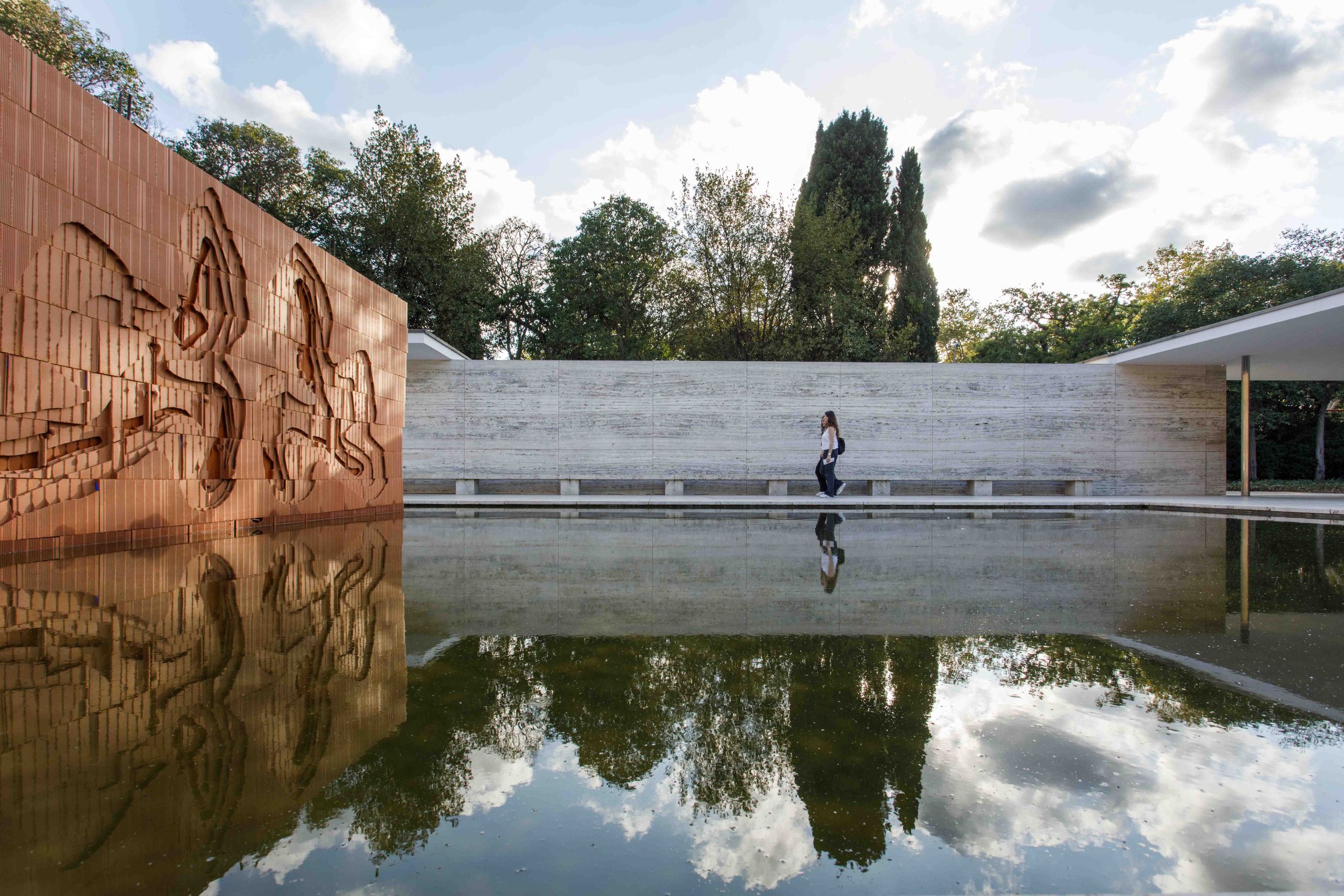 Psicoarquitectura / Mies van der Rohe Pavilion intervention, photography by  ©Anna Mas