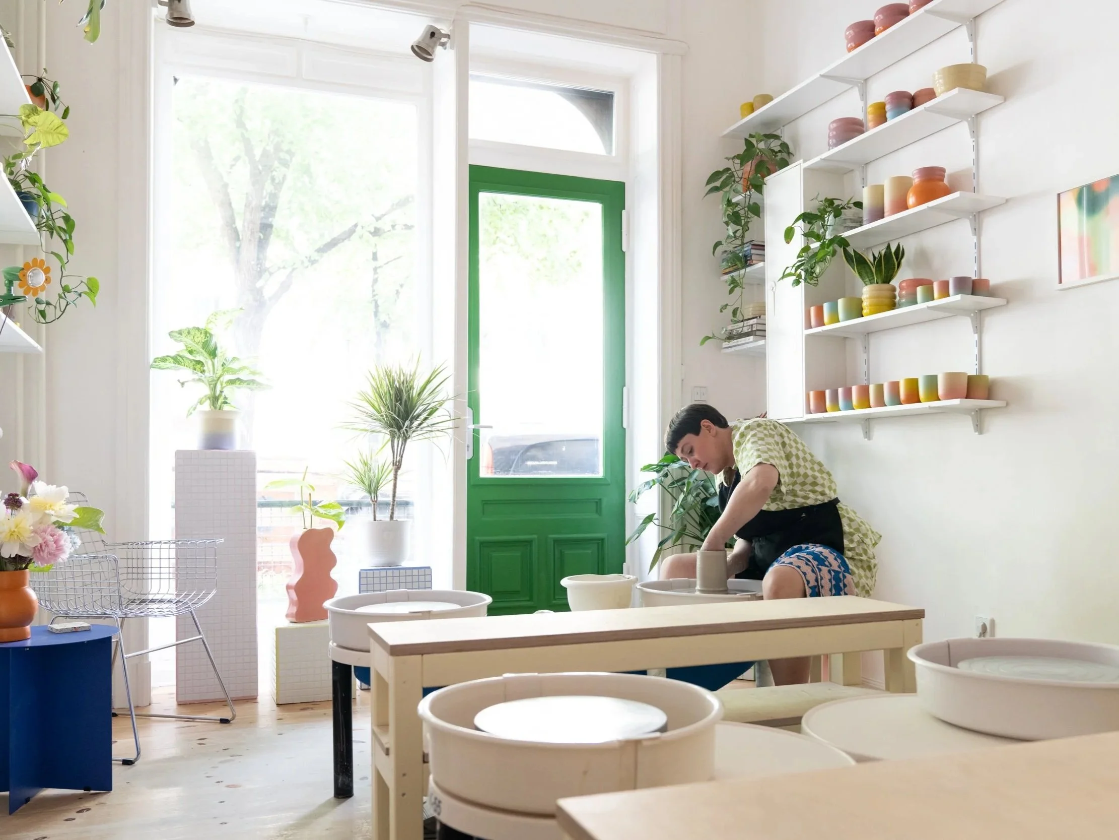 Marilyne Blais arbeitet an der Drehscheibe in ihrem Studio in Neukölln, Berlin, Deutschland.