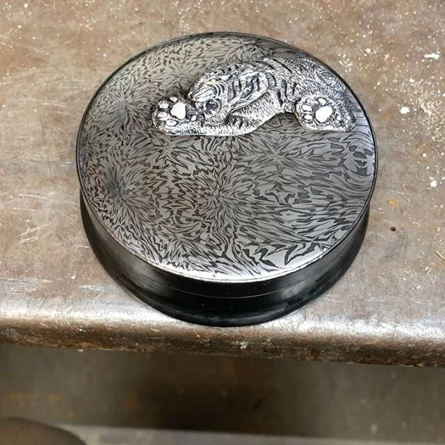Few incense boxes. Felines themes again 😬 #tiger #Patternwelded #mosaic #silver #gold #inlay #engraving #box #incense #machining #steel