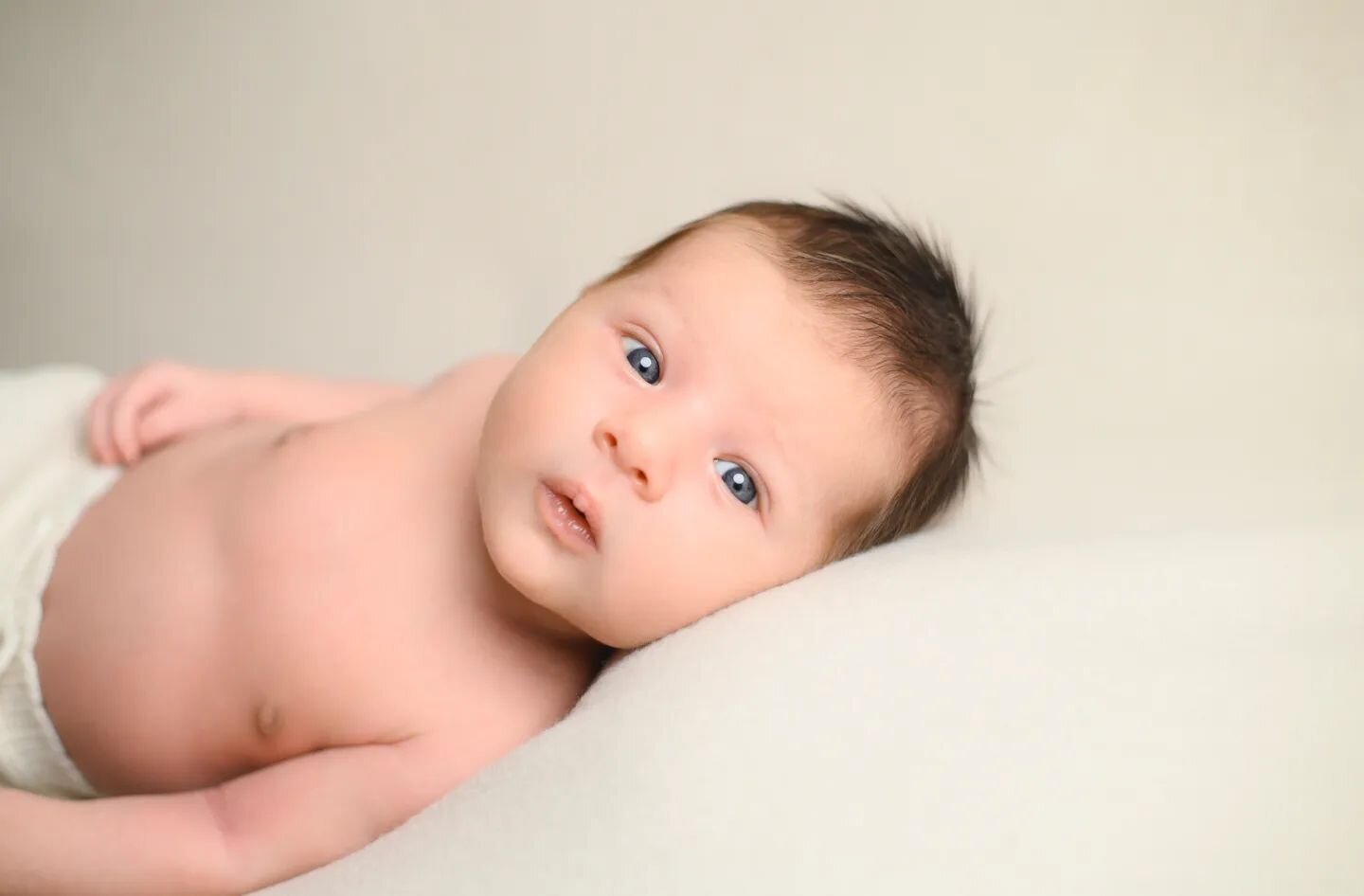 This sweet and handsome little boy is Yves, 17 days old 🤍🤍🤍 
.
.
.
#newbornphotography #mamablogger_de&nbsp;#angelisportraits #wunschkind #babyboy #wochenwechsel #photoshooting #baldmama #maternityphotography #Maybaby #newbornphotos #berlinnewborn