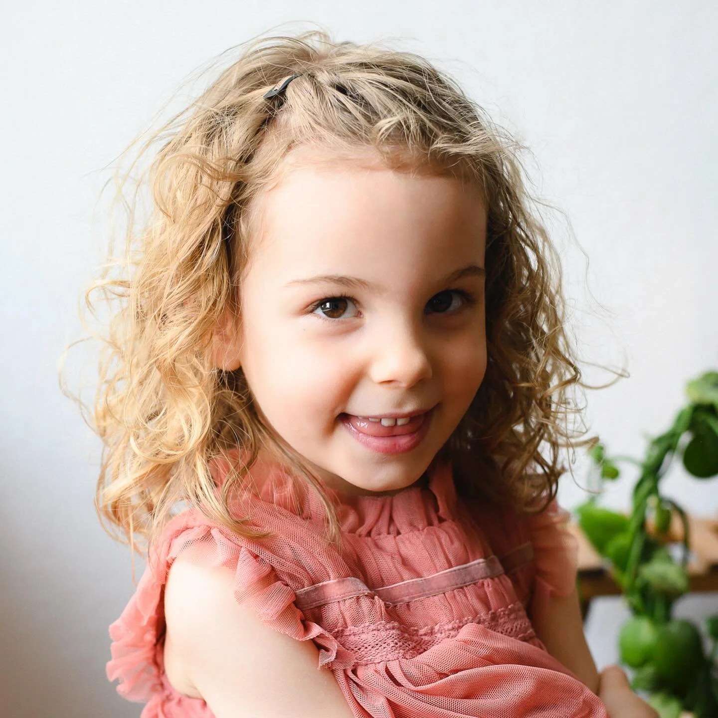 Sister&rsquo;s love❤️ Alma with her 15 days old little sister Riva. They were a joy to photograph 💕
.
.
.
#angelisportraits #newbornphotography #familyphotography #babygirl #naturalphotography #berlinphotographer #newbornphotographer #familyphotogra