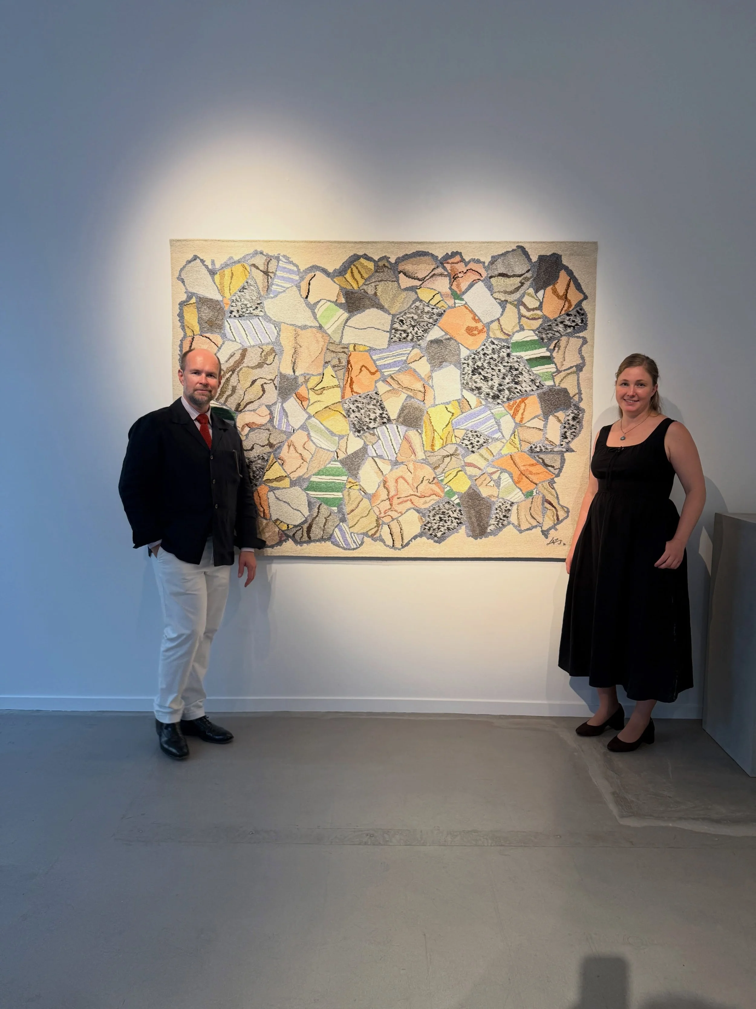 Vernissage / visning av &rdquo;The Pottery Floor&rdquo; av Lars Nilsson och Alice Lund Textilier. Med Lars akvarellcollage av ett mosaikgolv p&aring; Villa San Michele p&aring; Capri som f&ouml;rlaga, har Samantha Gustafsson med kollegor hos Alice Lu