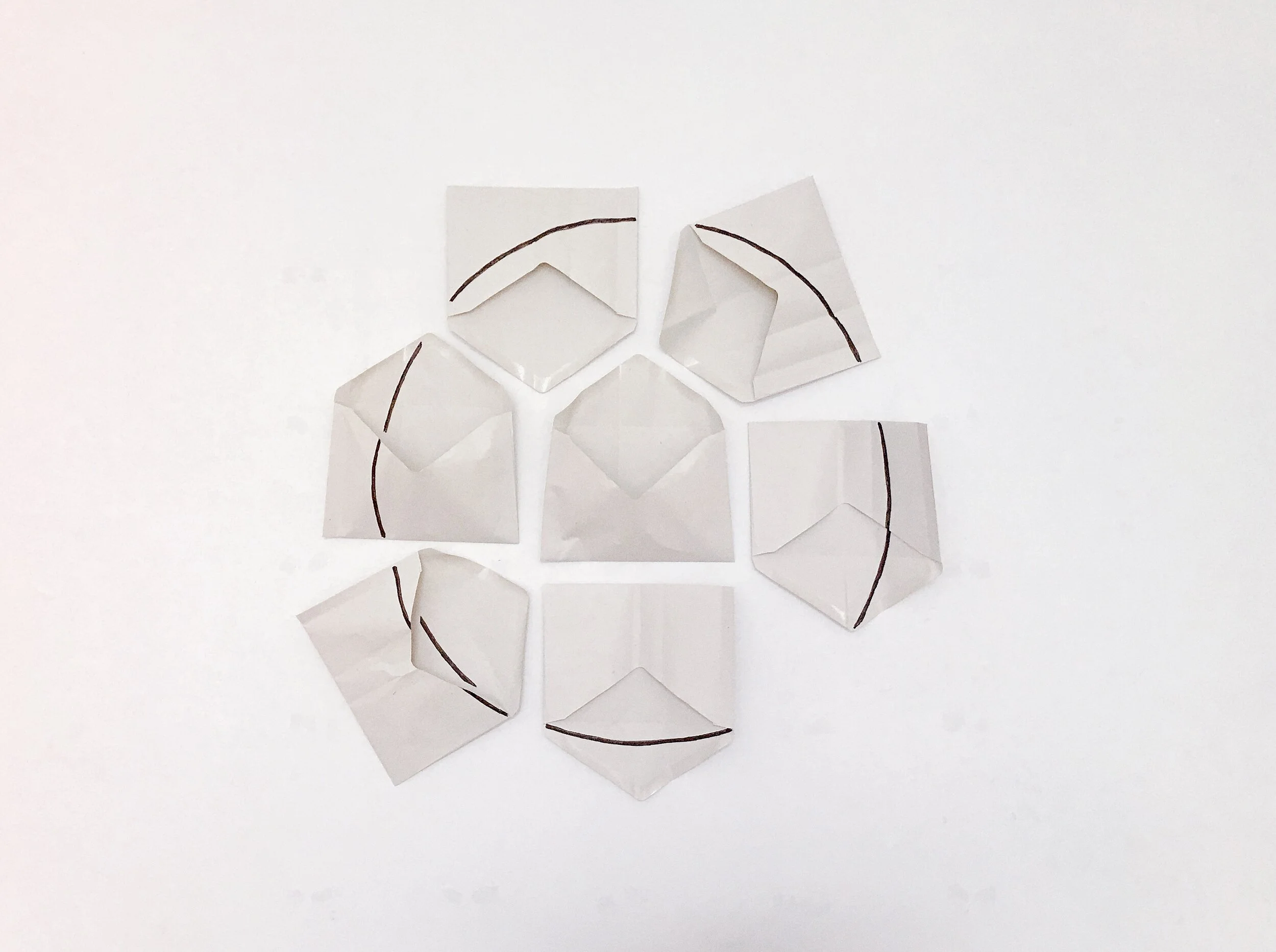   broken circle  — de Pokémonkaart-enveloppen van mijn zoon Otto kon ik niet zomaar in de vuilnisbak gooien, zo gaf ik ze een nieuw leven — hélemaal circulair! 