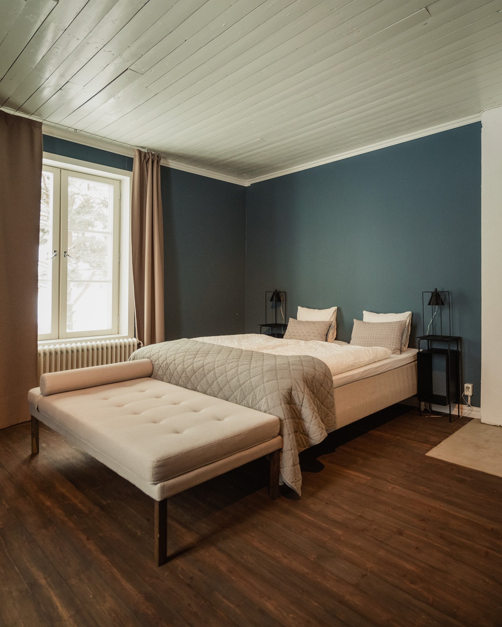 It is so nice to be in the rooms of our place. They ooze calmness and cosiness! And when you open the window for the evening and let in a little nature sounds, you will have the best sleep.

 #slowliving #boutiquehotel #stillebensweden #slowtravel