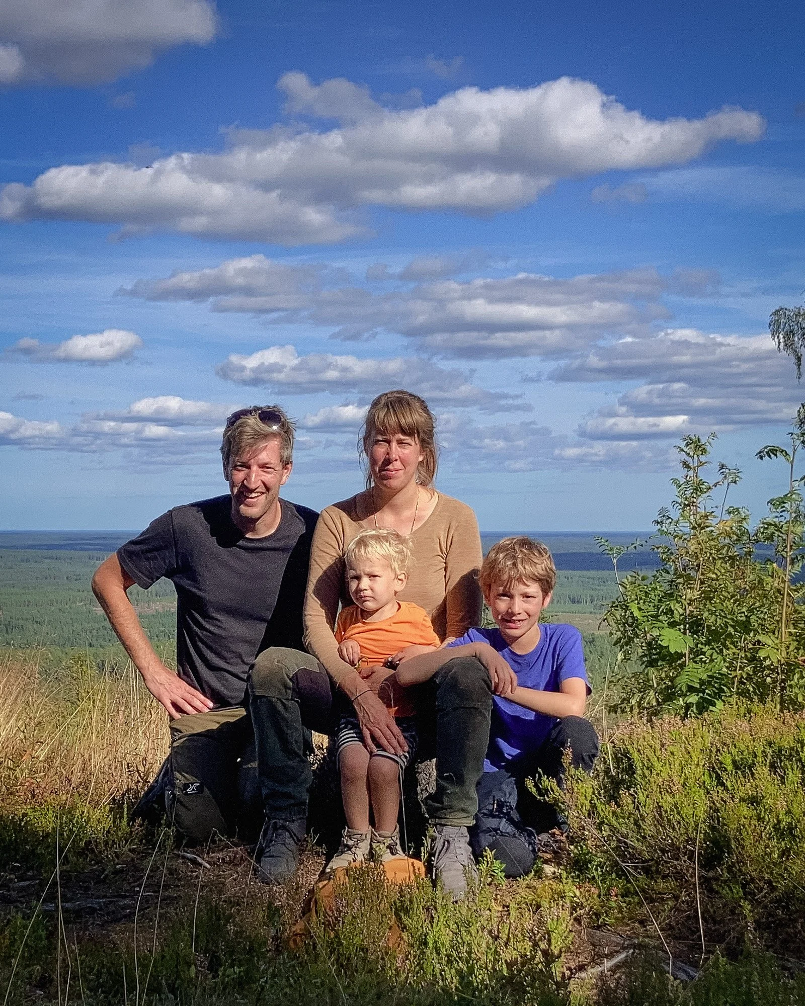After some asking from the family, we succeeded in taking a family picture... albeit with our eyes in the sun, hence the funny faces. 🌞😅👌

Warm regards from Sweden, where autumn is lurking around the corner!

 #stillebensweden #slowtravel #slowliv