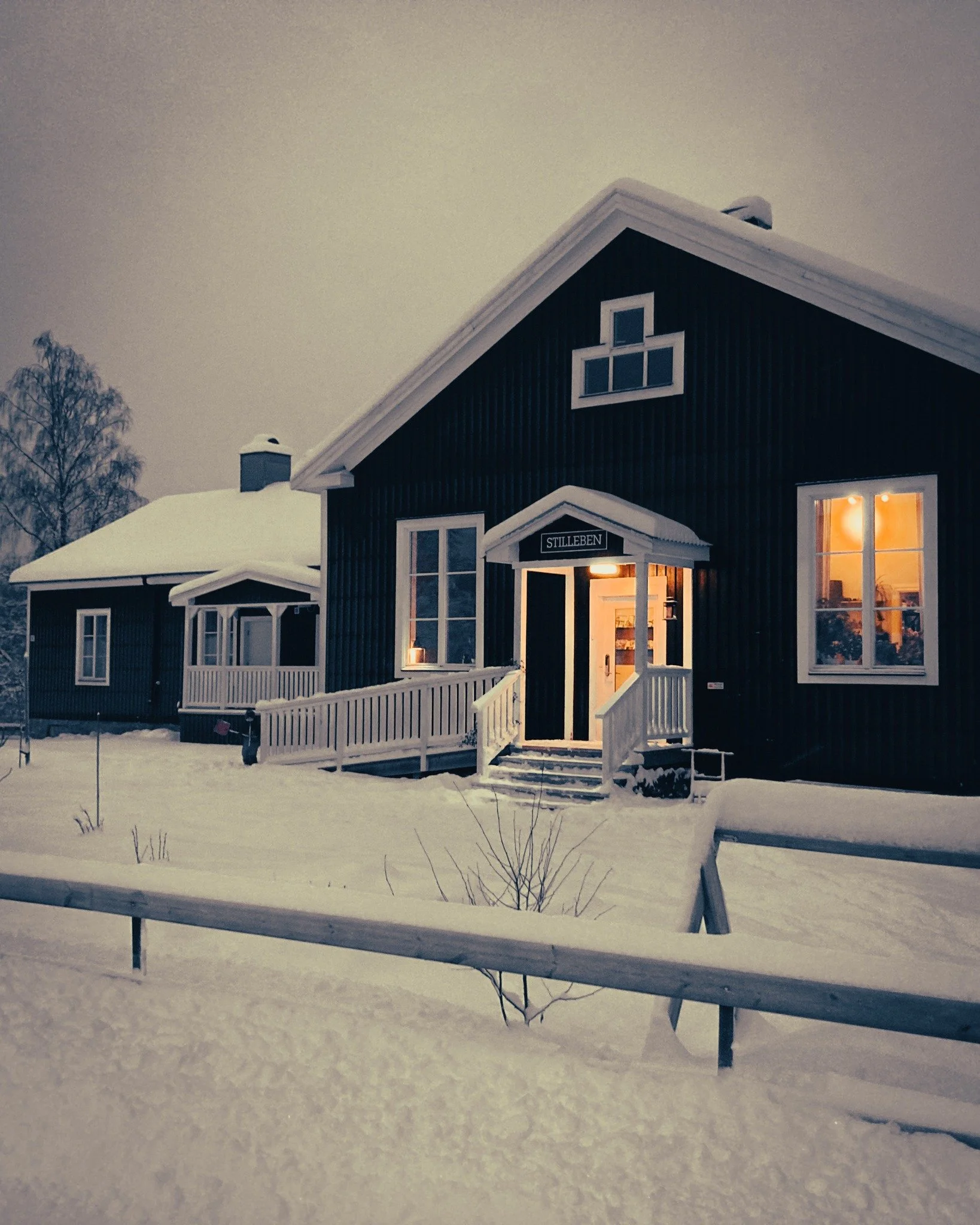 Last weekend, we already had a short visit of the winter! In 24 hours, the landscape changed from the dark and grey of November, to the magic white of winter! ❄🥰

We will spare you how it looks now, it was a false start, so it seemed! 😄🤫

 #ataste