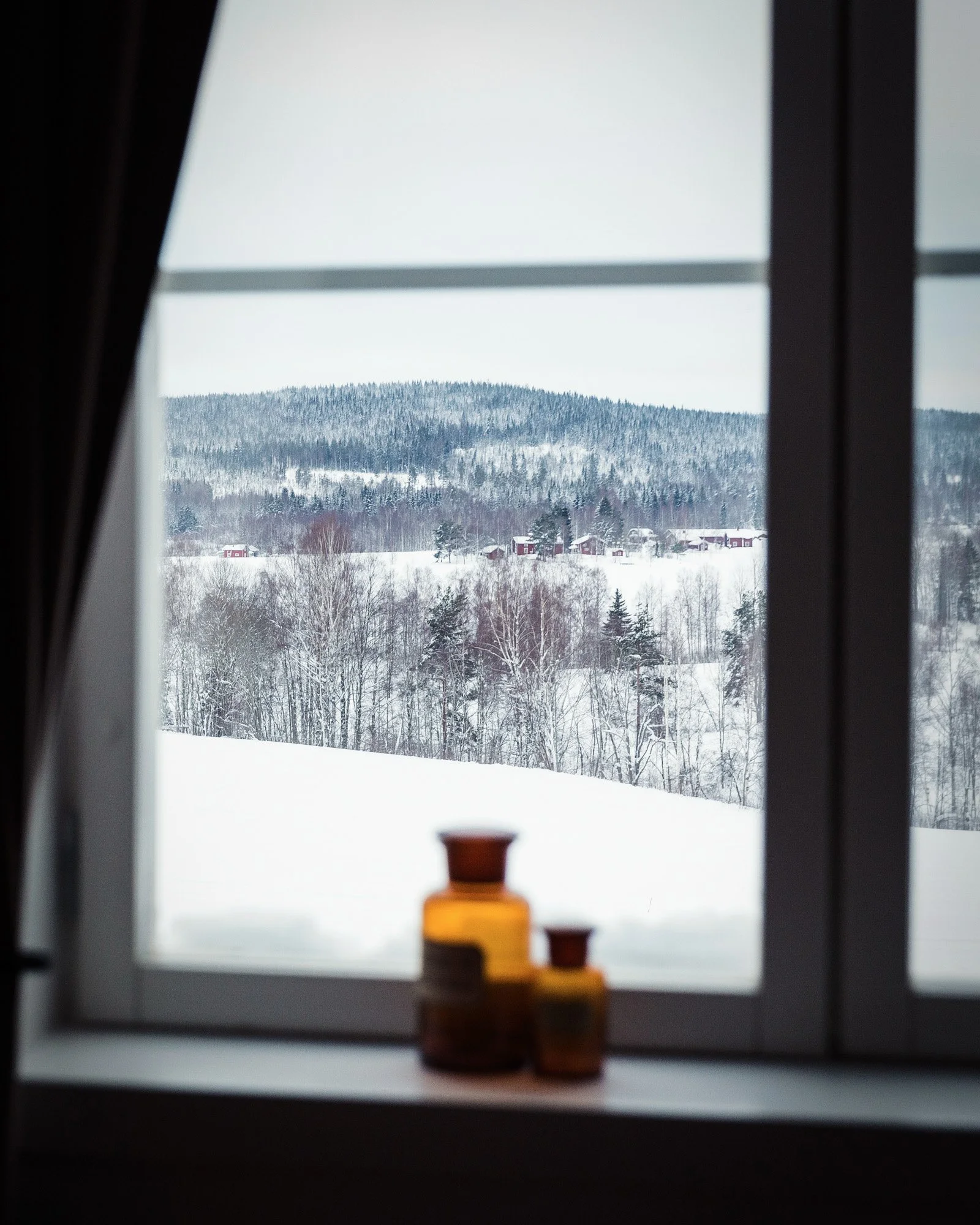 Winter views from the hotel... When strolling through the place, you can suddenly get stuck, perplexed and amazed by the calm winter scene seen from the windows. 🥰❄

 #slowliving #winter #takeintheview #stillebensweden