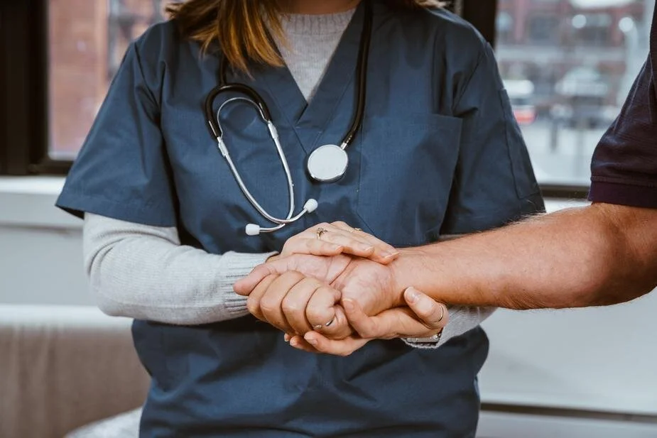 nurse-helping-patient_925x.jpg