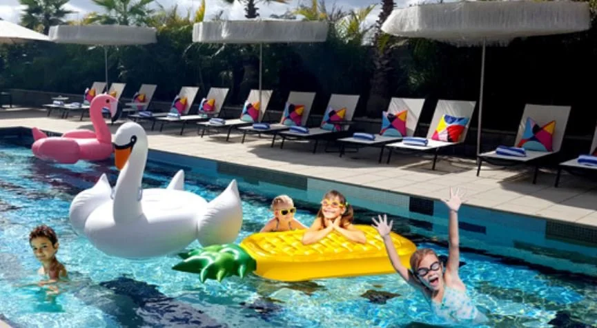 pool towels by pool.JPG