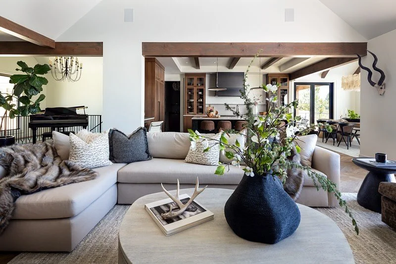 Introducing our Discover West Classic project! ✨ This home balances modern simplicity with timeless character, where sculptural Palecek fixtures meet curated antiques and Verellen furnishings, inviting you to linger. This custom Verellen sofa is to d