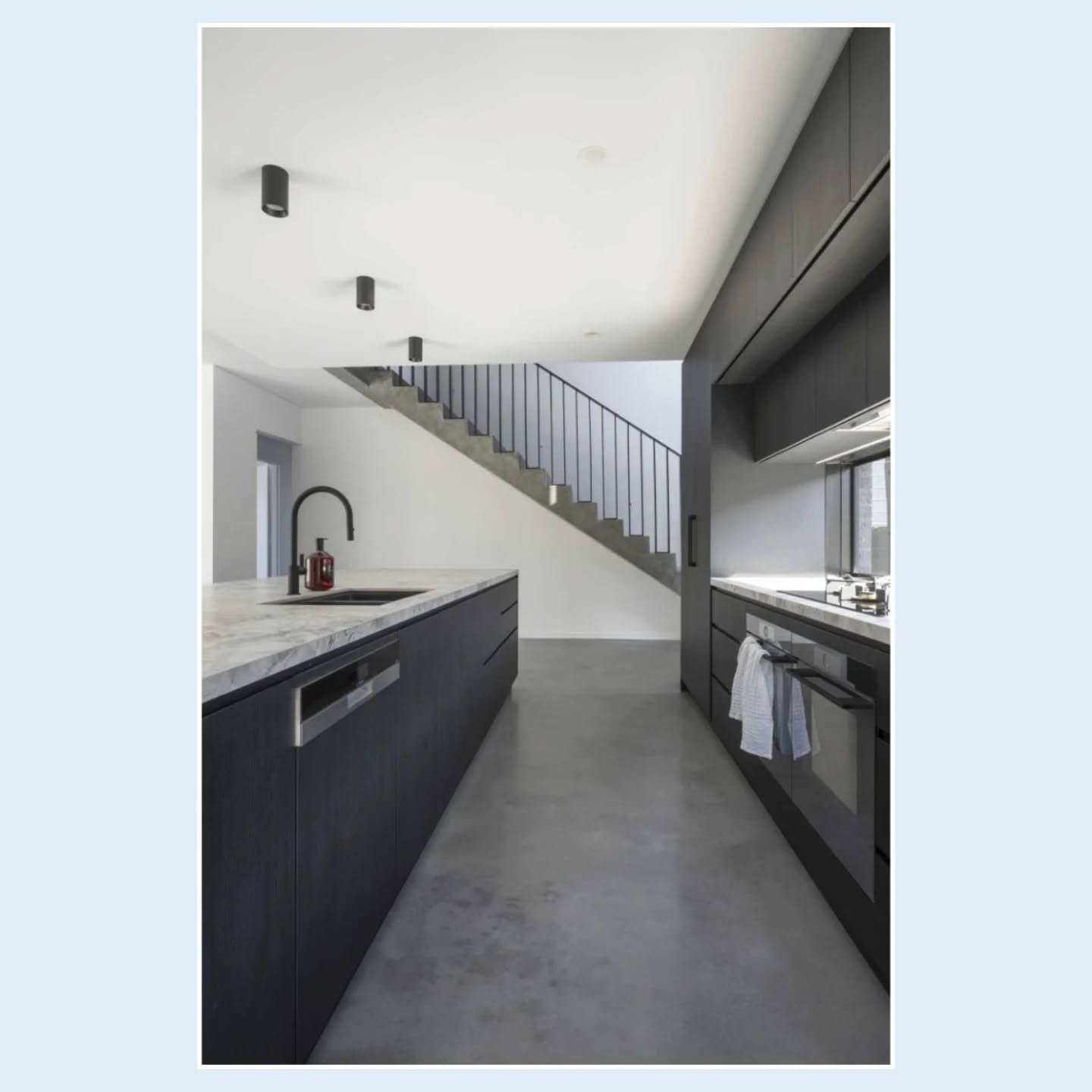 CLEAN LINES⁣
⁣
A functional and streamlined kitchen can elevate your everyday living experience. Paired with strong forms and striking materials, this kitchen performs on every level.⁣
⁣
👷🏼&zwj;♂️ @louis.homes
📷 @alanablowfield_photographer
⁣
#aur